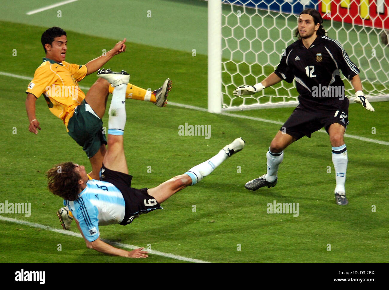 (dpa) - Argentina's Gabriel Heinze (C) and an unidentified Australian soccer player struggle for the ball in front of Argentina's goalkeeper German Lux (R) during the group A match of the Confederations Cup tournament Australia vs Argentina at the Franken-Stadium in Nuremberg, Germany, 18 June 2005. Stock Photo