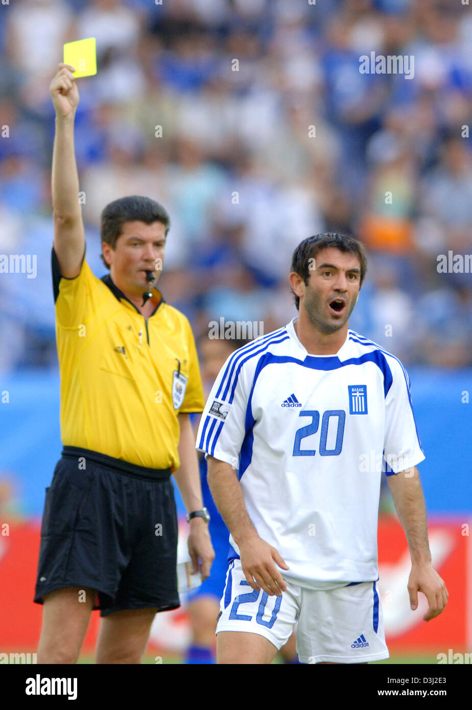 (dpa) - Greek soccer player Georgios Karagounis (R) receives a yellow card from German referee Herbert Fandel during the group B match of the Confederations Cup tournament Greece vs Japan in Frankfurt, Germany, 19 June  2005. (Editorial note: Internet use and mobile applications subject to FIFA's terms and conditions) Stock Photo
