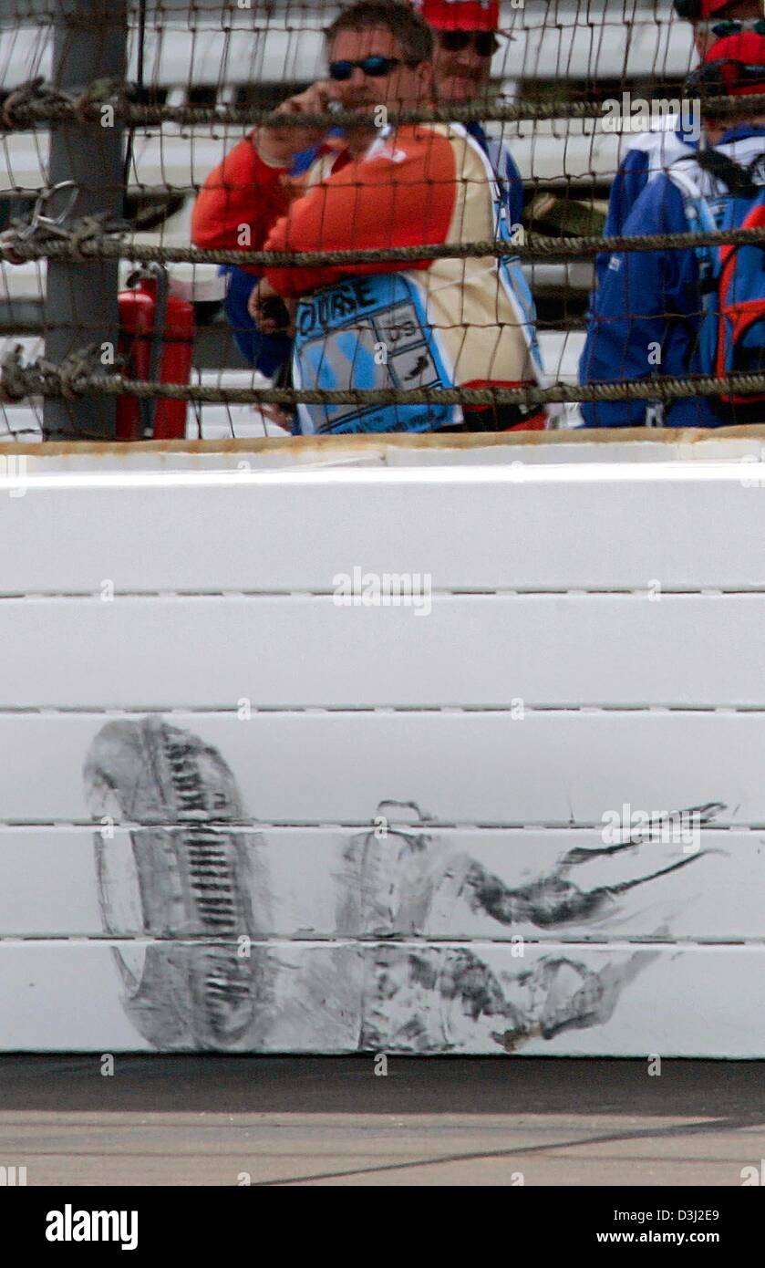 (dpa) - Impact traces of the car of German Formula One driver Ralf