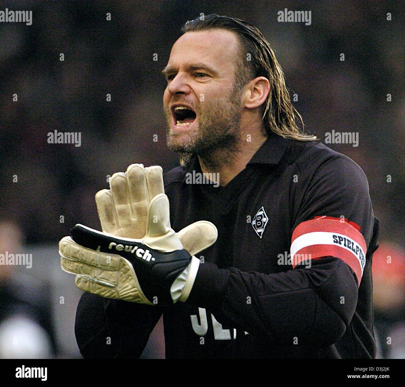 (dpa) Borussia Moenchengladbachs Swiss goalie Joerg Stiel shouts encouragement to his fellow players during the match VfB Stuttgart vs. Borussia Moenchengladbach on 14 February 2004 at the Daimler-Stadion in Stuttgart, Germany. The game ended in a 1:1 draw. Stock Photo