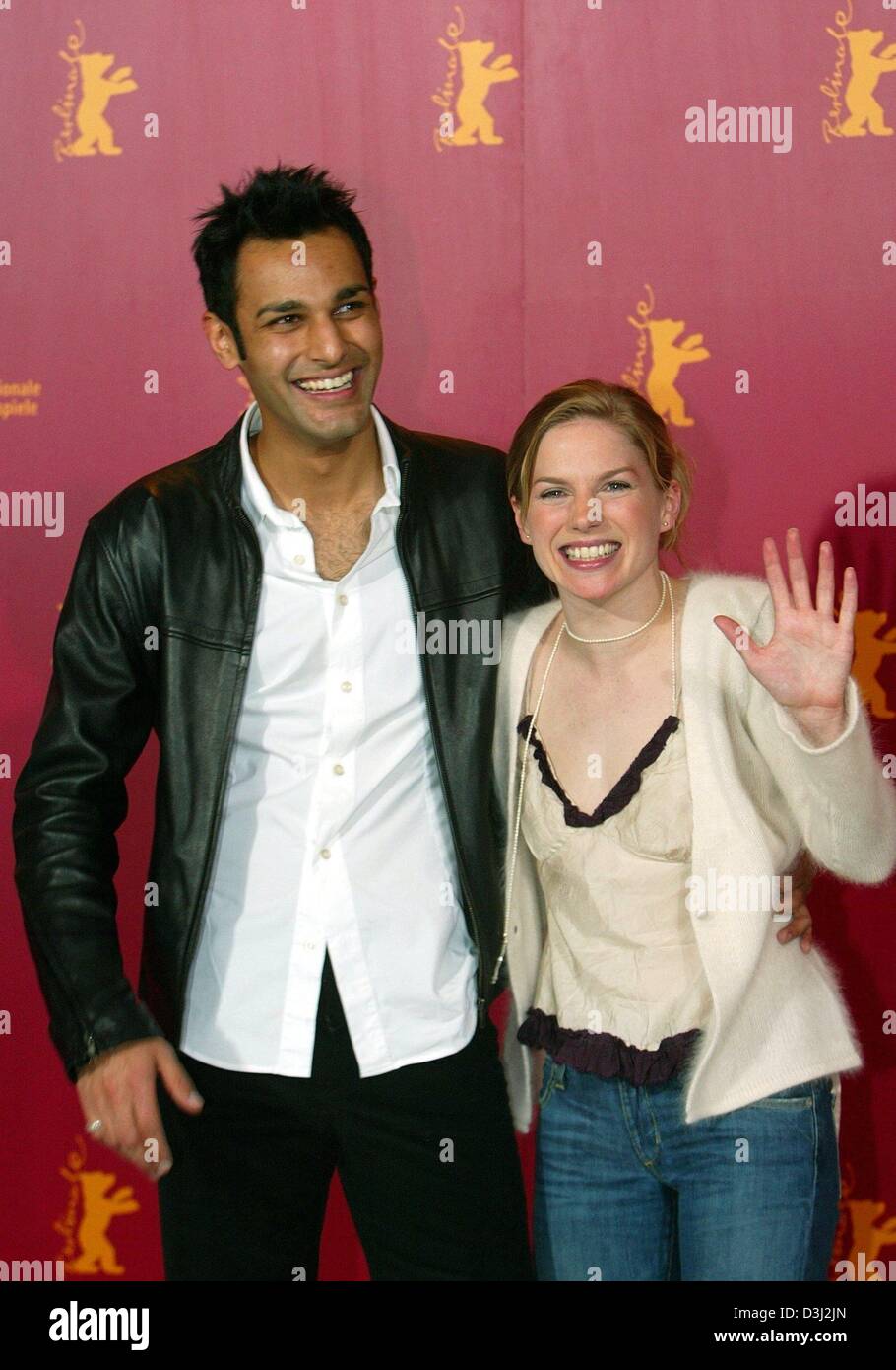(dpa) - British actors Eva Birthistle and Atta Yaqub smiles as they attend a press conference during the 54th Berlinale International Film Festival in Berlin, 13 February 2004. Birthistle and Yaqub presented their new film 'A Fond Kiss'. The film tells the love story between a young Catholic woman from Glasgow and the son of Muslim immigrants from Pakistan. Stock Photo