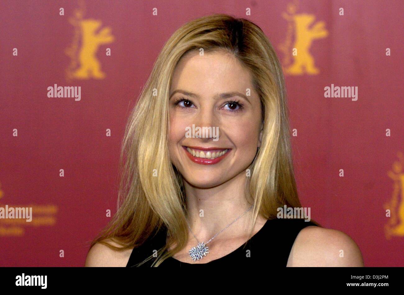 (dpa) - US actress Mira Sorvino smiles during a press conference at the 54th Berlinale Film Festival in Berlin, 11 February 2004.  She presented the science fiction drama 'The Final Cut', which runs in the official competition of the Berlinale. Stock Photo