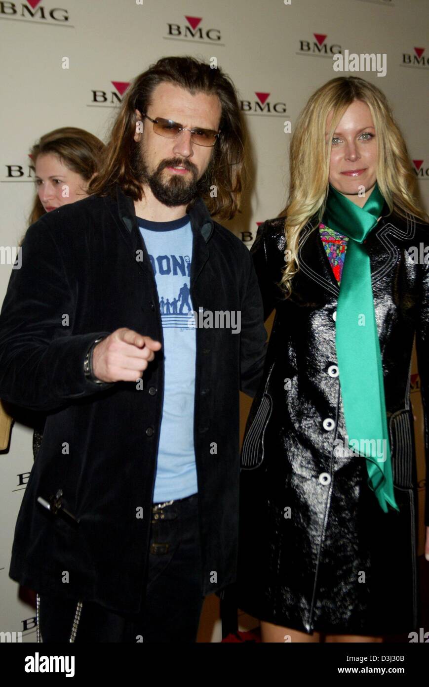 dpa) - Rob Zombie (L), a.k.a. Robert Cummings, of the US rock band 'White  Zombie' gestures as