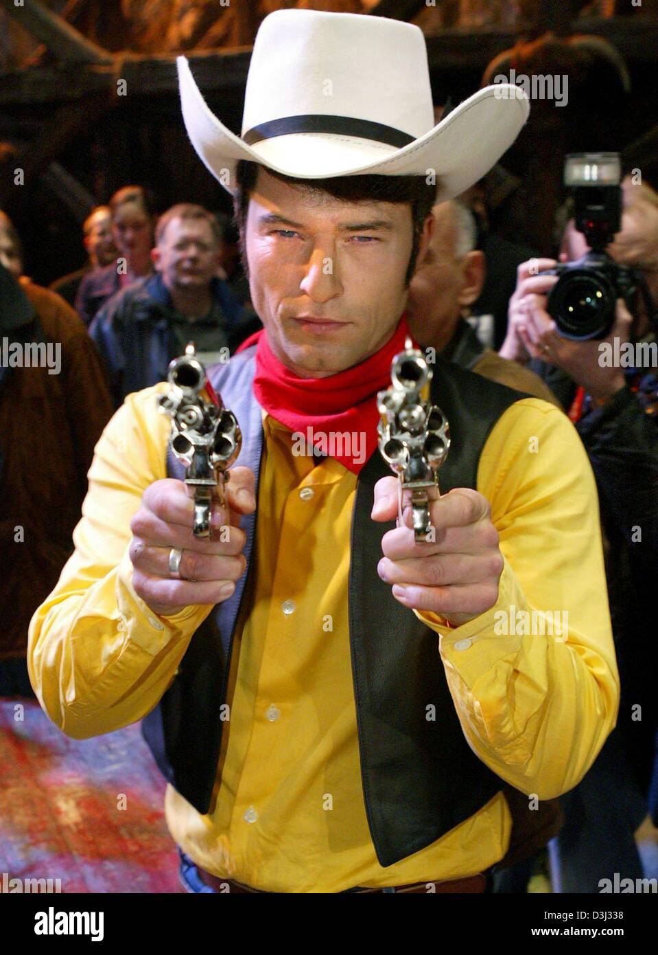 (dpa) - German actor Til Schweiger poses with his six shooters in the role of Lucky Luke during the filming of the film 'The Daltons vs Lucky Luke' in Cologne, Germany, 3 February 2004. Filming started on 26 January on location in Spain and at the MMC production studios in Cologne. Stock Photo