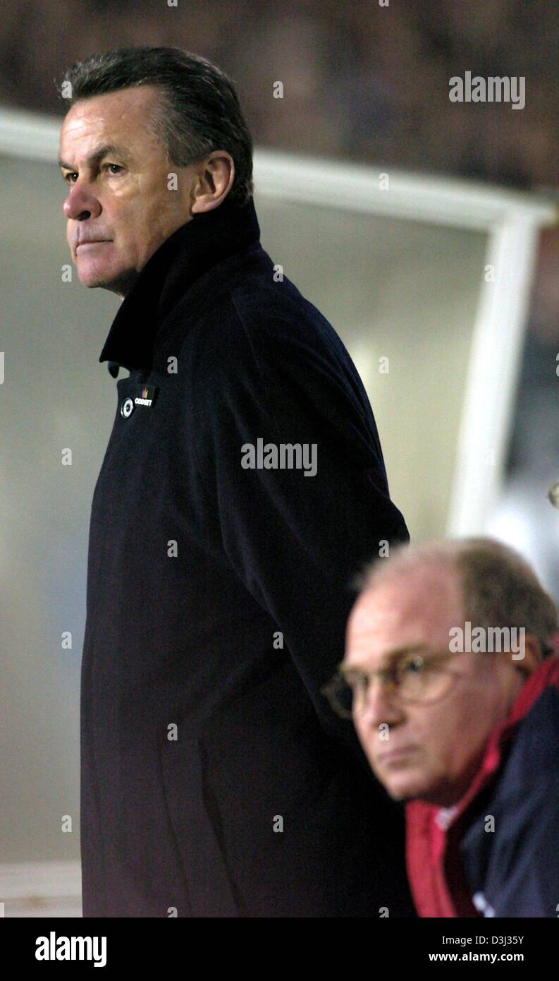 (dpa) - Bayern Munich's coach Ottmar Hitzfeld (L) and Bayern Munich's manager Uli Hoeness, watch the action on the pitch with serious and concerned expressions on their faces during the Bundesliga soccer game Eintracht Frankfurt against FC Bayern Munich, Frankfurt Main, Germany, 31 January 2004. The game ended with a 1-1 draw. Stock Photo