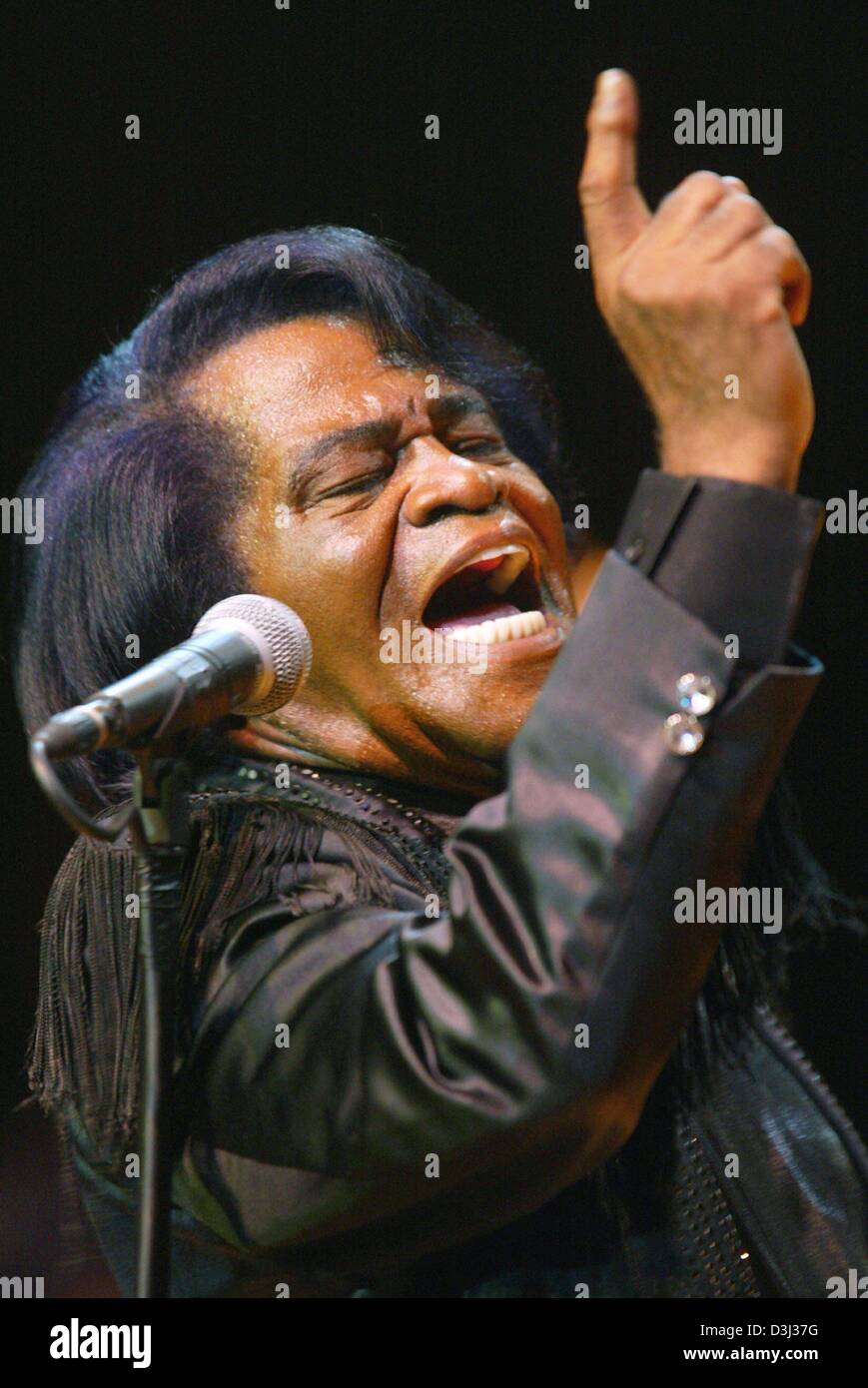 (dpa files) - US soul singer James Brown performs during his concert in Cologne, Germany, 28 November 2003. James Brown, the 'Godfather of Soul', was released from jail Thursday, 29 January 2004, a day after his arrest for shoving his wife to the ground. At a court hearing in the U.S. state of South Carolina, Brown, 70, denied he assaulted his spouse, Tomi Rae Brown, 33, during an  Stock Photo