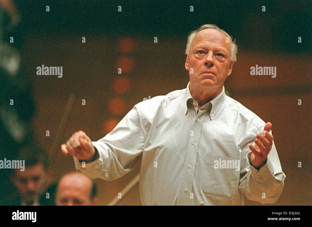 (dpa files) - Dutch conductor Bernard Haitink conducts the Vienna Philharmonists during a rehearsal at the Philharmonie concert hall in Cologne, Germany, 7 May 2003. Bernard Haitink, born in Amsterdam in 1929, studied conducting with Felix Hupka and Ferdinand Leitner. In 1957, he was appointed conductor of the Radio Philharmonic Orchestra. He became joint chief conductor of the Con Stock Photo