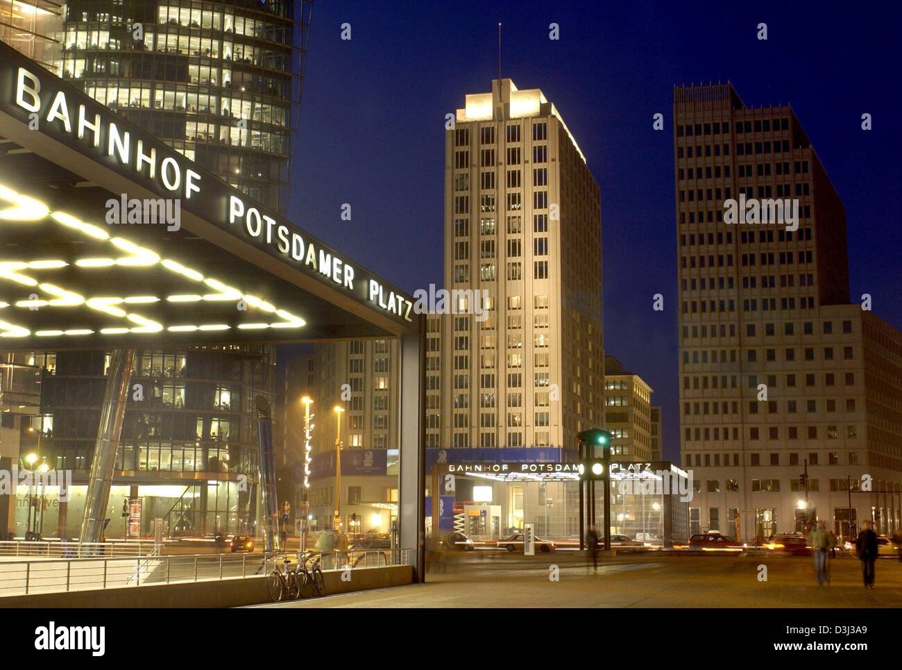 (dpa) - A view of the Ritz-Carlton Hotel in the new Beisheim Center (C), near the tube station (Bahnhof) Potsdamer Platz (Potsdam square) in central Berlin, 8 January 2004. The Centre opened on 10 January, the Ritz Carlton Hotel a day later. The Beisheim Center is named after its founder, who invested 450 million euros in the construction. The Center houses luxury apartments design Stock Photo