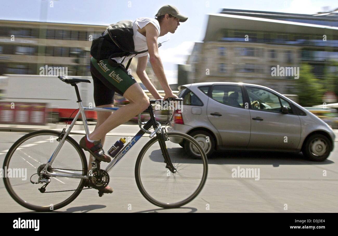 (dpa) - Bike courier Martin Wittich delivers urgent letters and small packages in Frankfurt, Germany, 20 June 2003. Especially in big cities the quickest way to get through dense traffic are bikes. Stock Photo