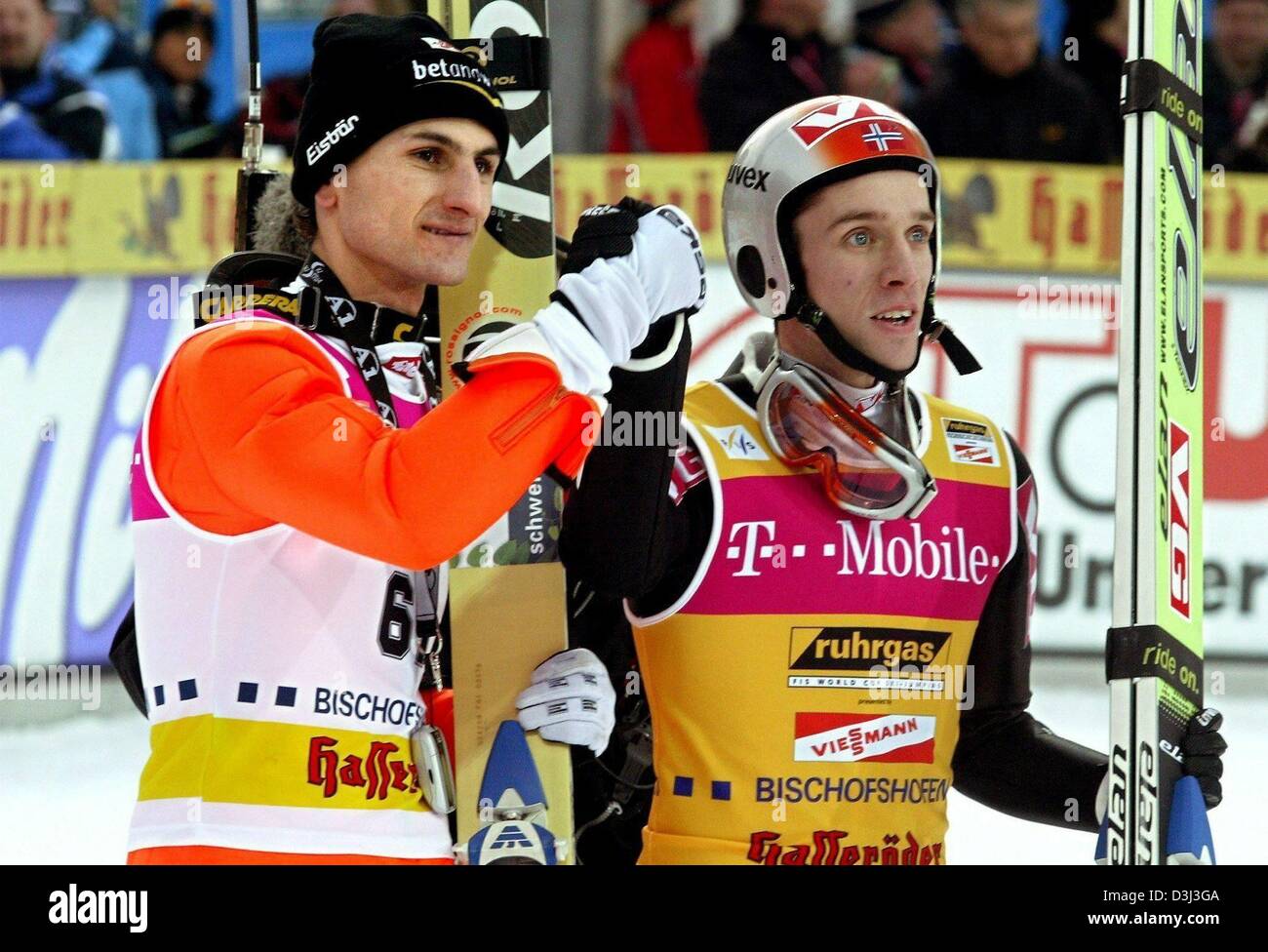 (dpa) - Austrian ski jumper Martin Hoellwarth (L) is the first to congratulate Norwegian ski jumper Sigurd Pettersen (R) to his overall title after the last stage of the Four Hills tournament in Bischofshofen, Austria, 6 January 2004. Pettersen won the tournament with his third victory of the event, giving Norway their first overall title in a decade. In the overall standings, Pett Stock Photo