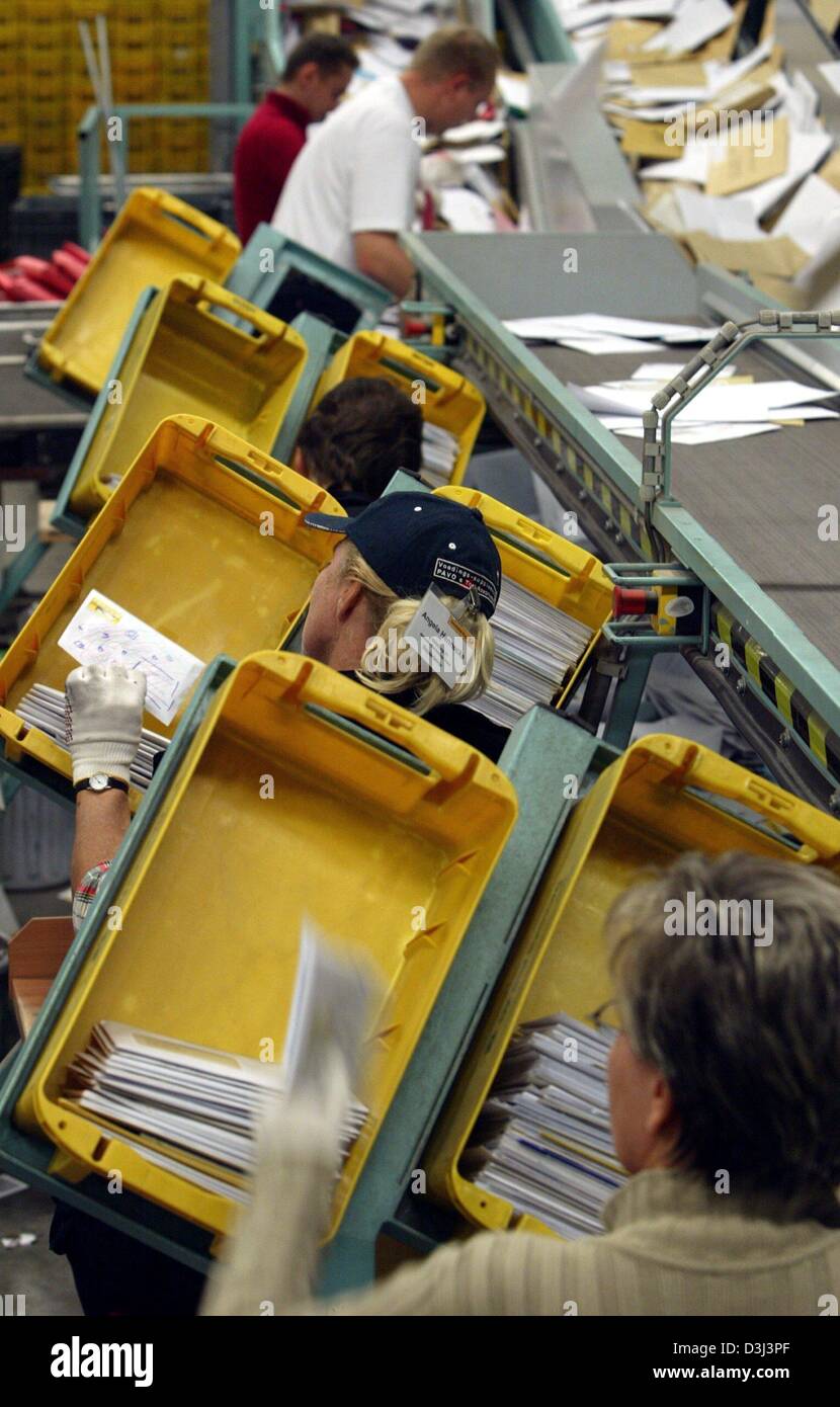 (dpa) - Employees sort letters according to their destinations at the letter sorting centre of the Deutsche Post in Essen, Germany, 13 October 2003. Stock Photo