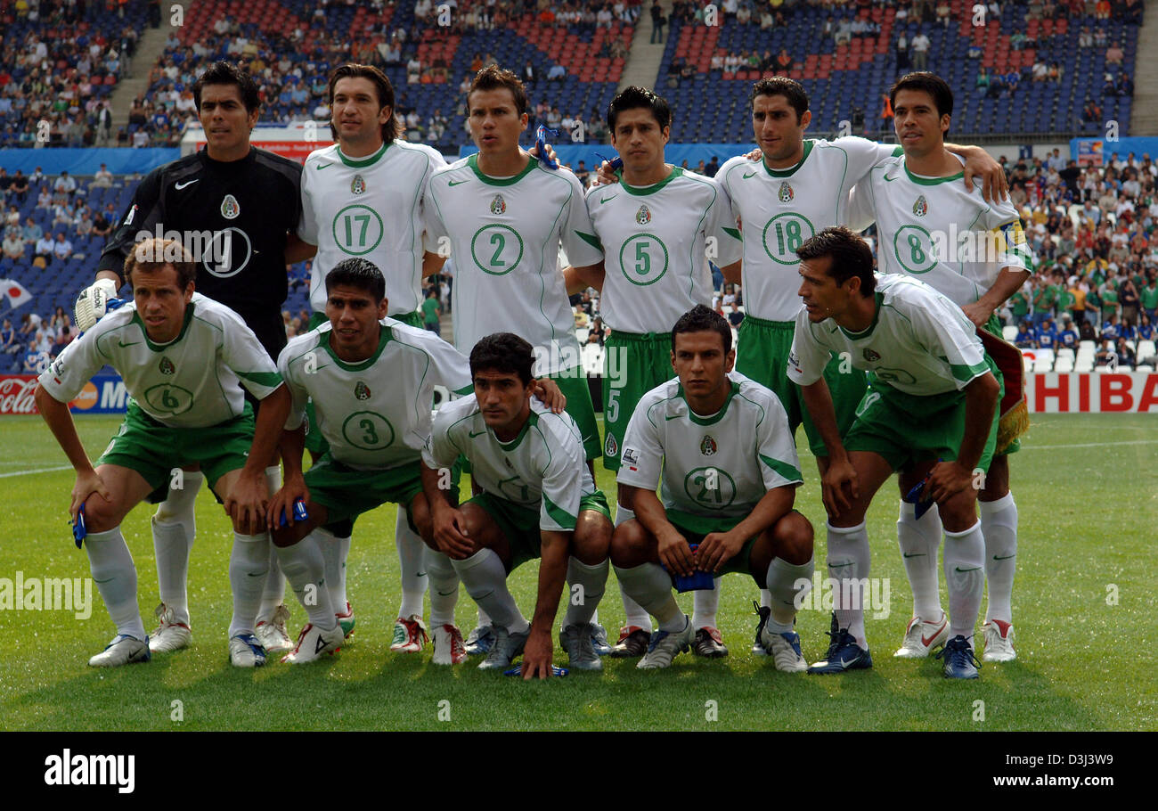 (dpa) - The  picture shows the Mexican  national soccer team, (L-R foreground) Gerardo Torrado, Carlos Salcido, Zinha, Jaime Lozano, Jared Borgetti and in the back (L-R) Oswaldo Sanchez, Jose Fonseca, Aaron Galindo, Ricardo Osorio, Salvador Carmona and Pavel Pardo prior to the FIFA Confederations Cup match Japan vs. Mexico in Hanover, Germany, 16 June 2005. Stock Photo