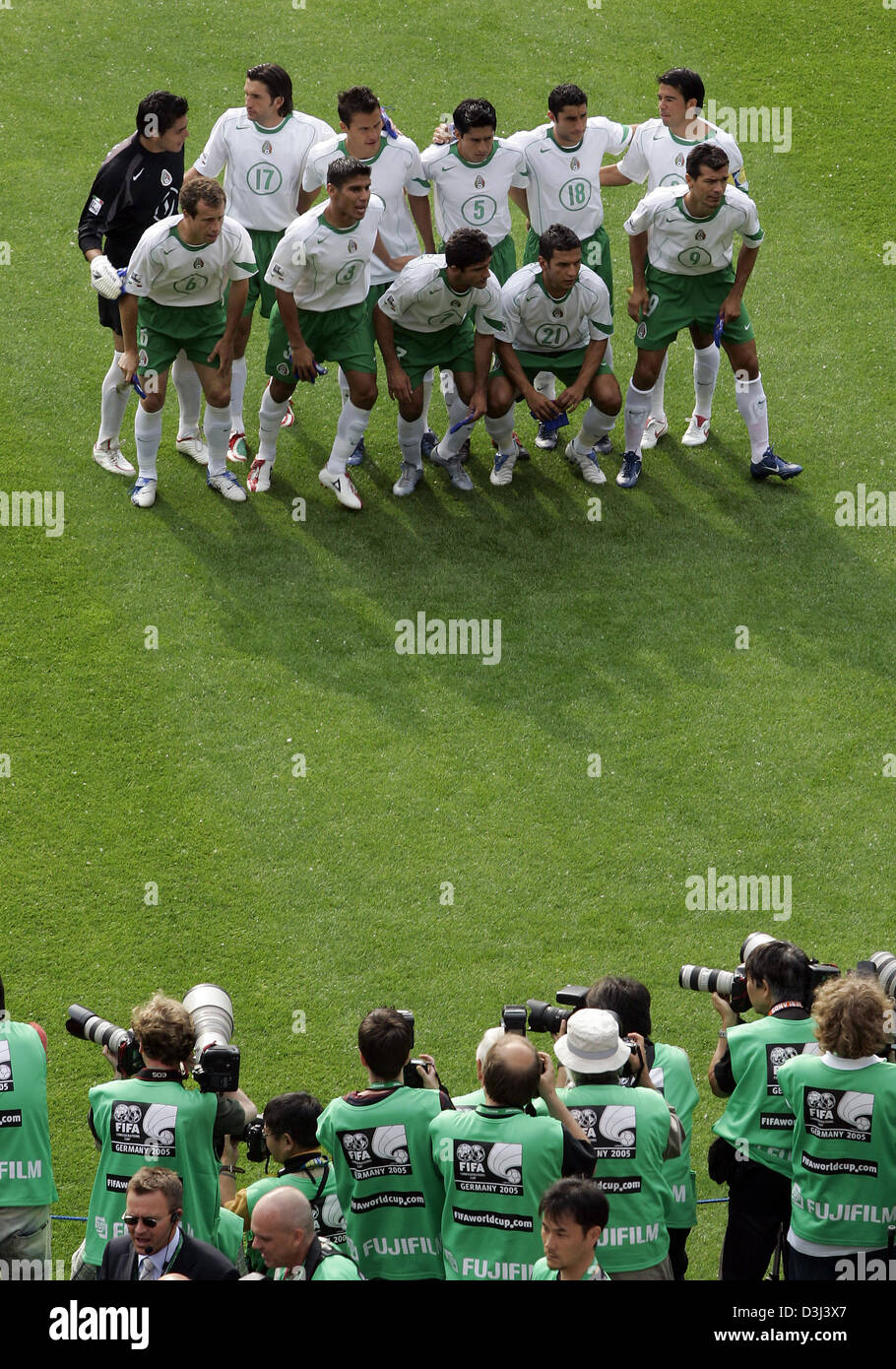 (dpa) - The Mexican national soccer team lines up for a group photograph prior to the FIFA Confederations Cup match Japan vs. Mexico in the AWD Arena in Hanover, Germany, 16 June 2005. Back row (from L to R): Oswaldo Sanchez, Jose Fonseca, Aaron Galindo, Ricardo Osorio, Salvador Carmona, Pavel Pardo, front row (from L to R): Gerardo Torrado, Carlos Salcido, Zinha, Jaime Lozano, Jar Stock Photo