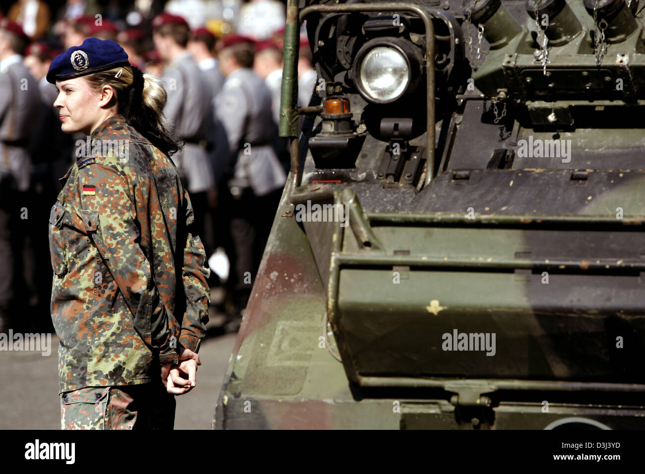 (dpa file) - A female German Bundeswehr soldier dressed in a camouflage ...