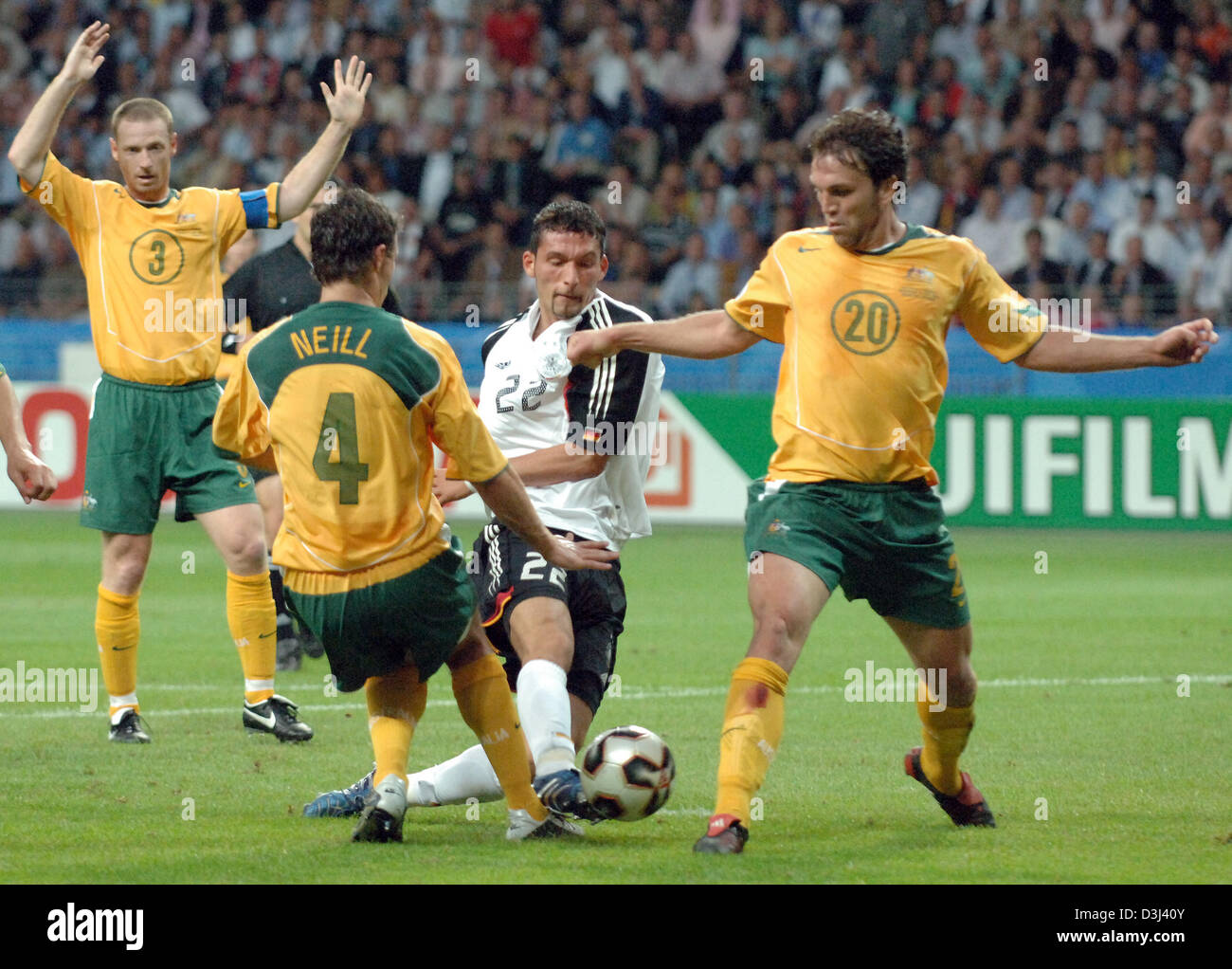 (dpa) German soccer player Kevin Kuranyi (C) is attacked by