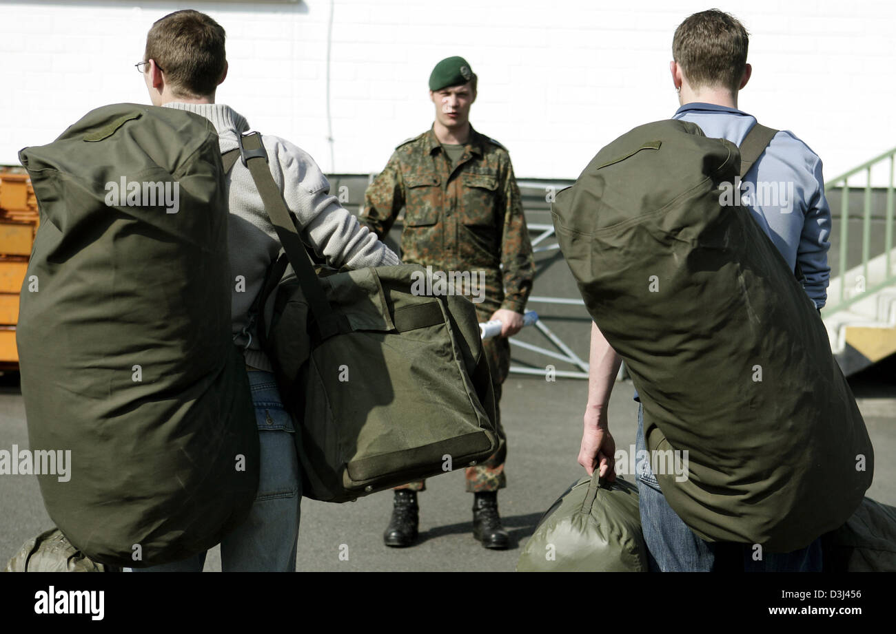 (dpa) - Conscripts still in civilian dress carry their new uniforms in green bags and report to their instructor: Dressing of conscripts at the Knuell barracks in Schwarzenborn, Germany, 4 April 2005. Stock Photo