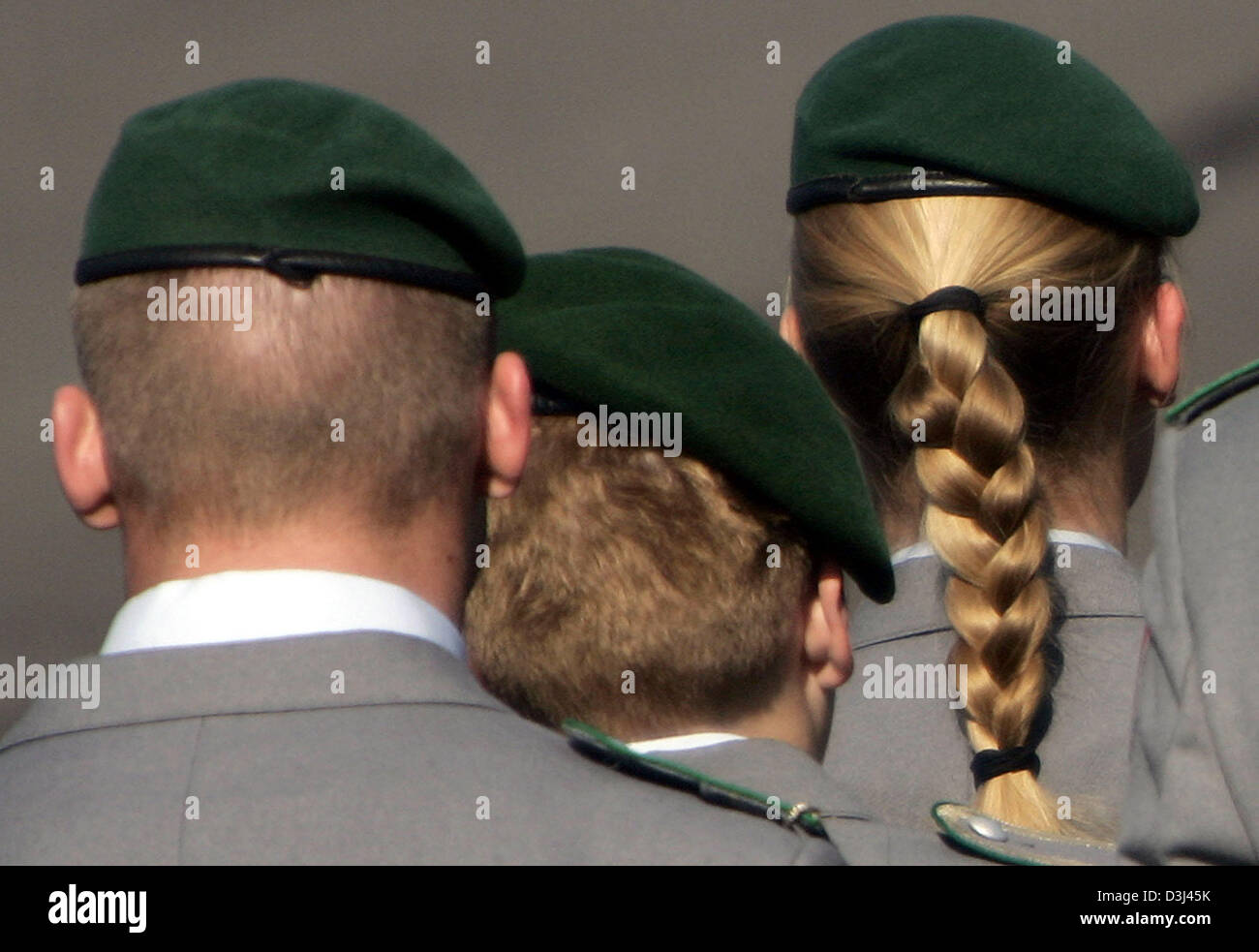 (dpa file) - A female soldier of the German Bundeswehr stands with a ...