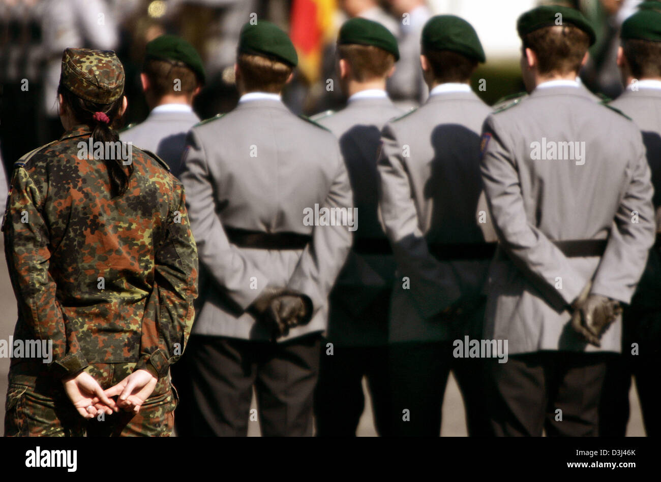 (dpa file) - A female soldier of the German Bundeswehr in camouflage ...