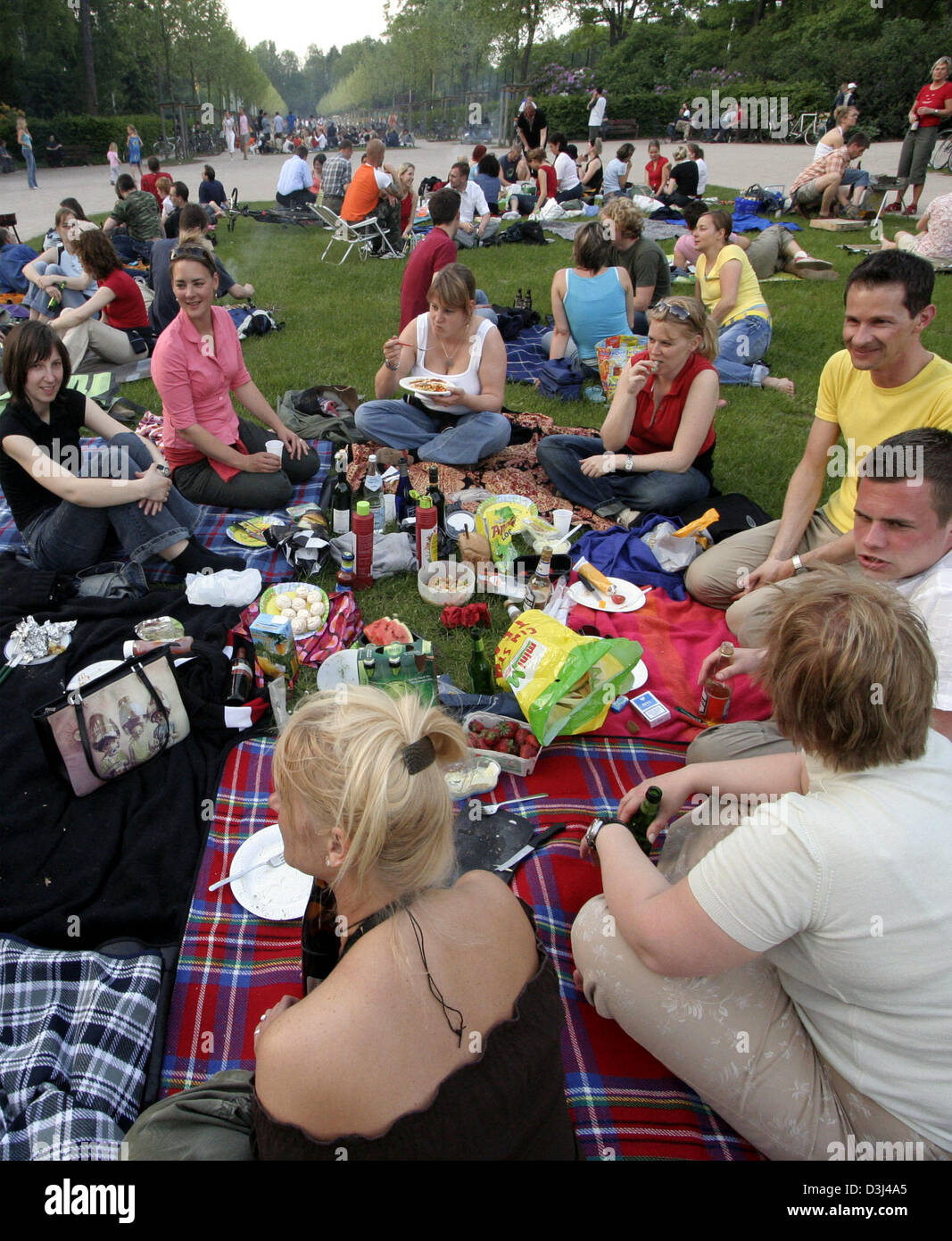 (dpa) - Young people enjoy the warm weather and hold a picnic in the city park of Hamburg, Germany, 26 May 2005. The weather will be summerlike in the following days in northern Germany. Stock Photo