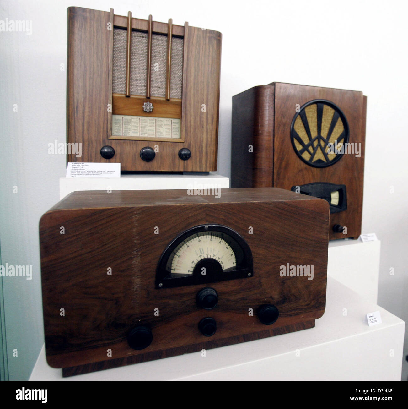 Listening to radio 1930s hires stock photography and images Alamy
