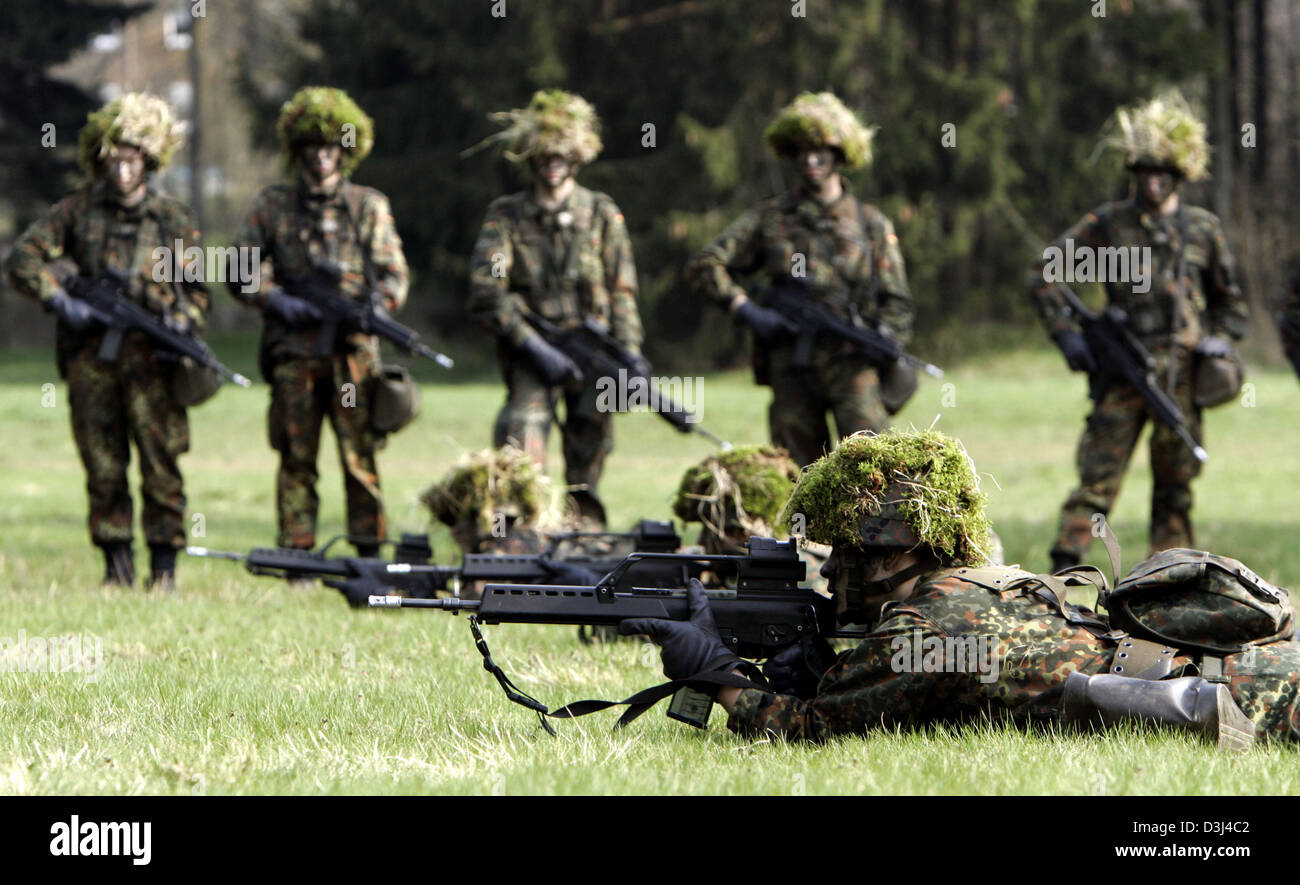 (dpa) - Conscripts of the armoured infantry division of the German ...