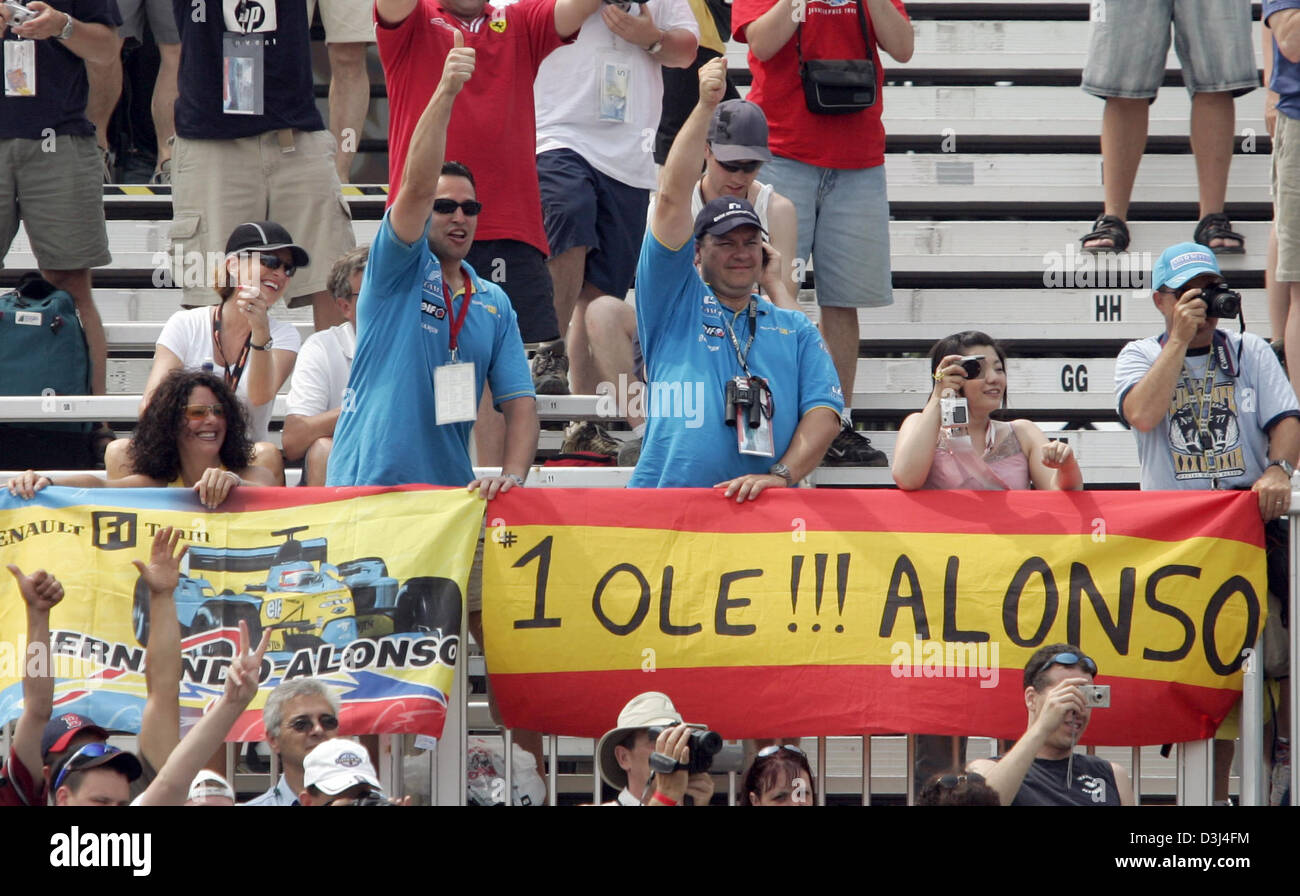 (dpa) - Fans of Spanish Formula One driver Fernando Alonso of Renault give thumbs up before the start of the F1 Grand Prix of Canada at the Canadian race track Gilles Villeneuve in Montreal, Canada, 12 June 2005. Stock Photo