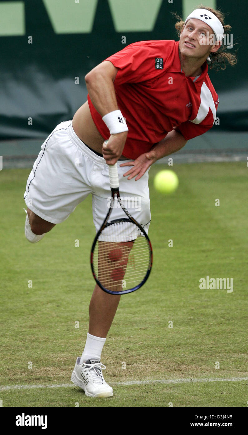 (dpa) - Argentinian tennis pro David Nalbandian serves the ball at the ATP Gerry Weber Open in Halle, Germany, 7 June 2005. Nalbandian lost his first-round match against German Rainer Schuettler 3-6 and 3-6. Stock Photo