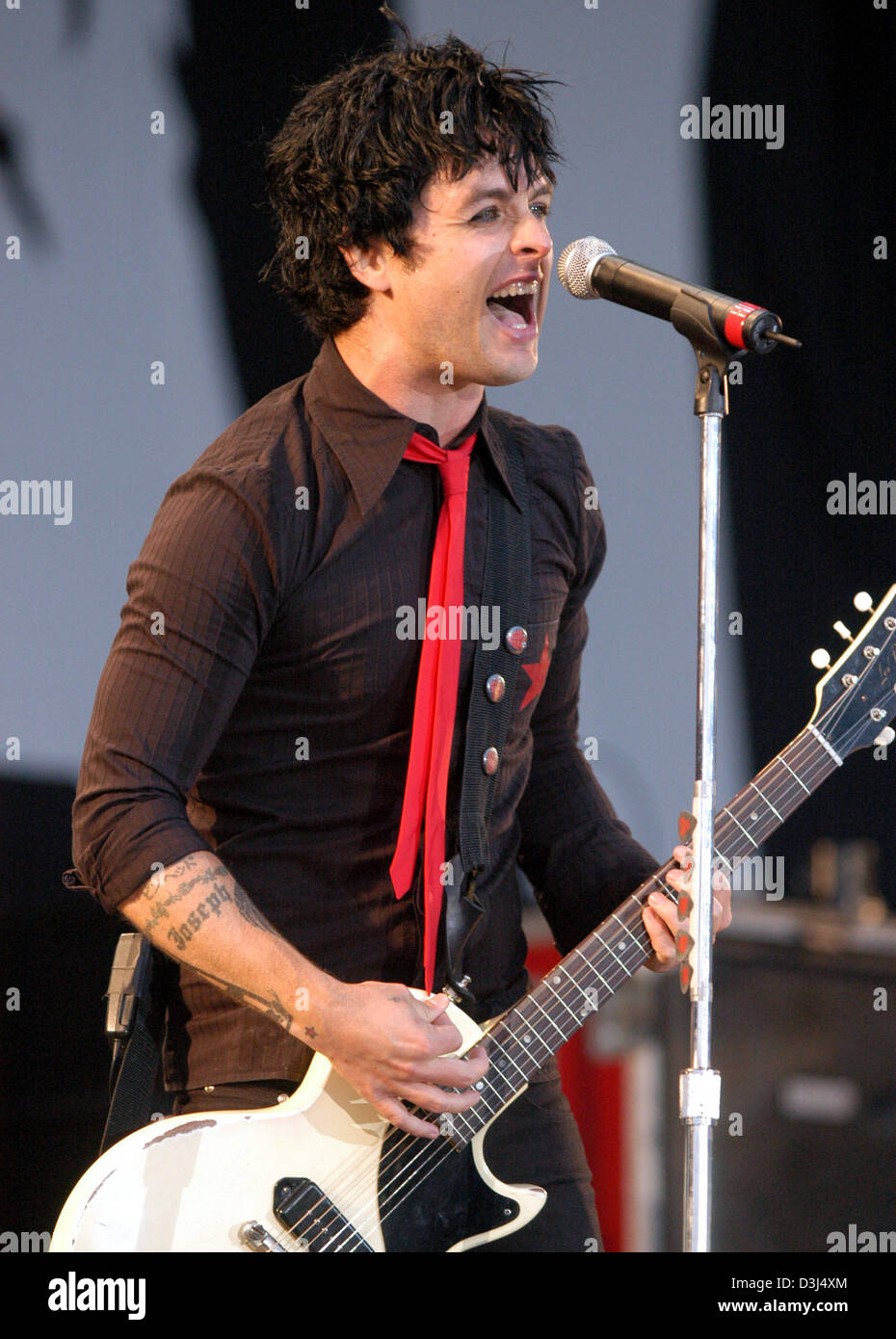 (dpa) - Singer Billie Joe Armstrong and the US American band Green Day rock the 70,000 visitors at 'Rock am Ring' at the Nuerburgring, Germany, 3 June 2005. The three day Music Festival boasts more than 90 bands until its conlusion on Sunday. Already for the first day 60,000 visitors were expected. Stock Photo