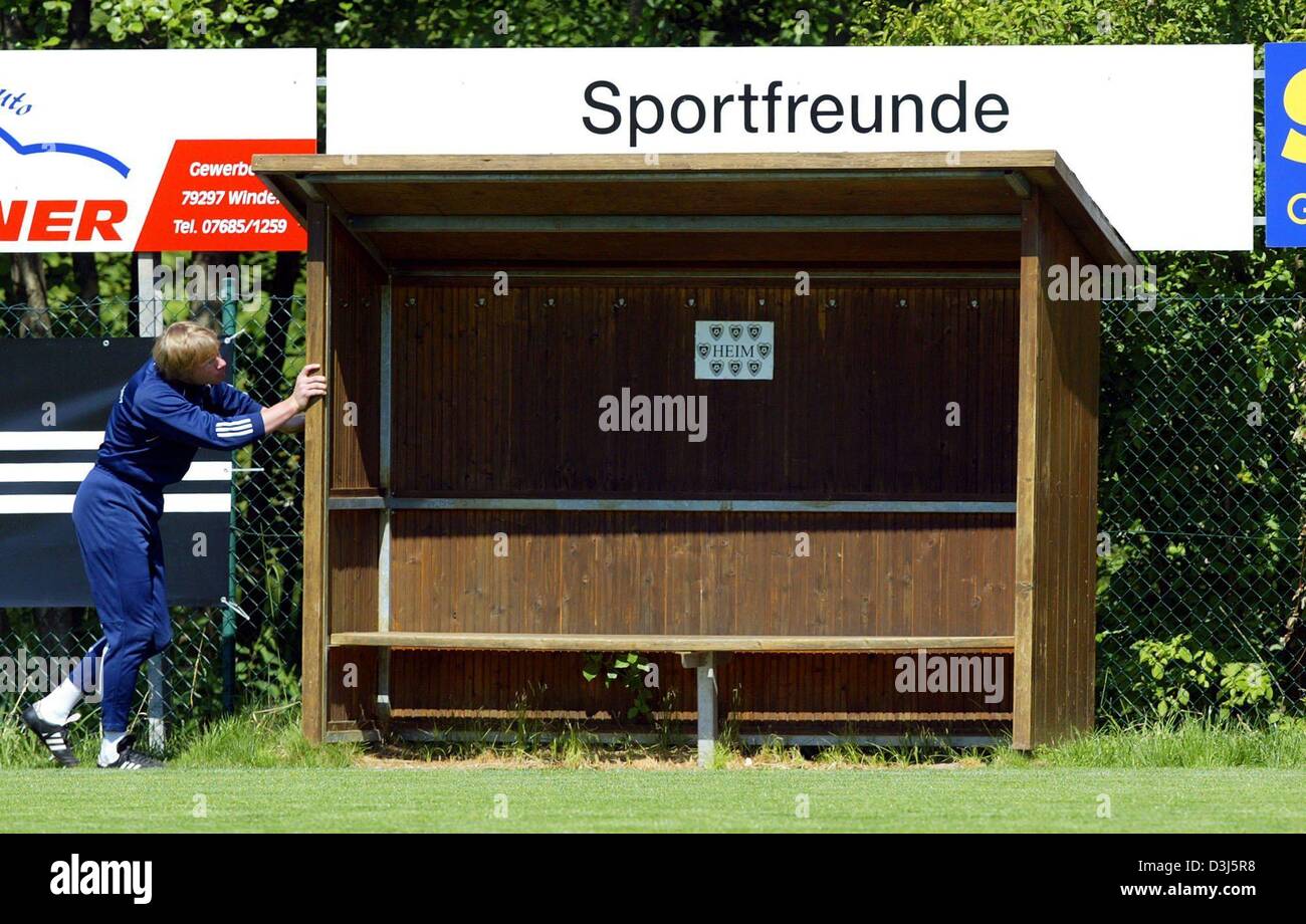 (dpa) - German national team goalkeeper Oliver Kahn stretches next to a sign which says 'Sportfreunde' (friends of sports) in Winden, Germany, 29 May 2004. The German national team is in the southern Germany town to prepare for the upcoming European Soccer  Championships in Portugal which will be held from 12 June until 4 July 2004. Stock Photo