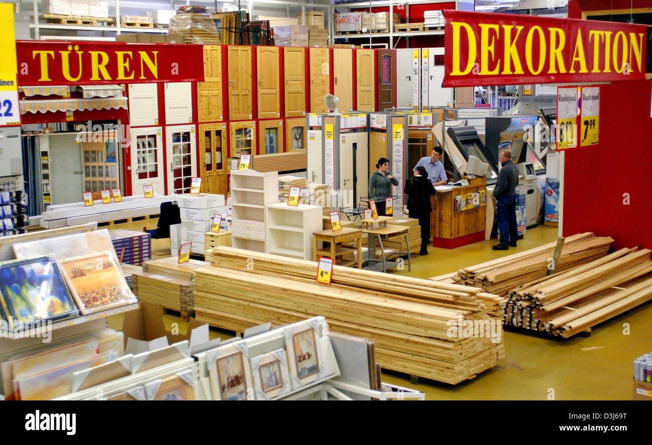 (dpa) Customers in the wood section of a DIY (Do it Yourself) store