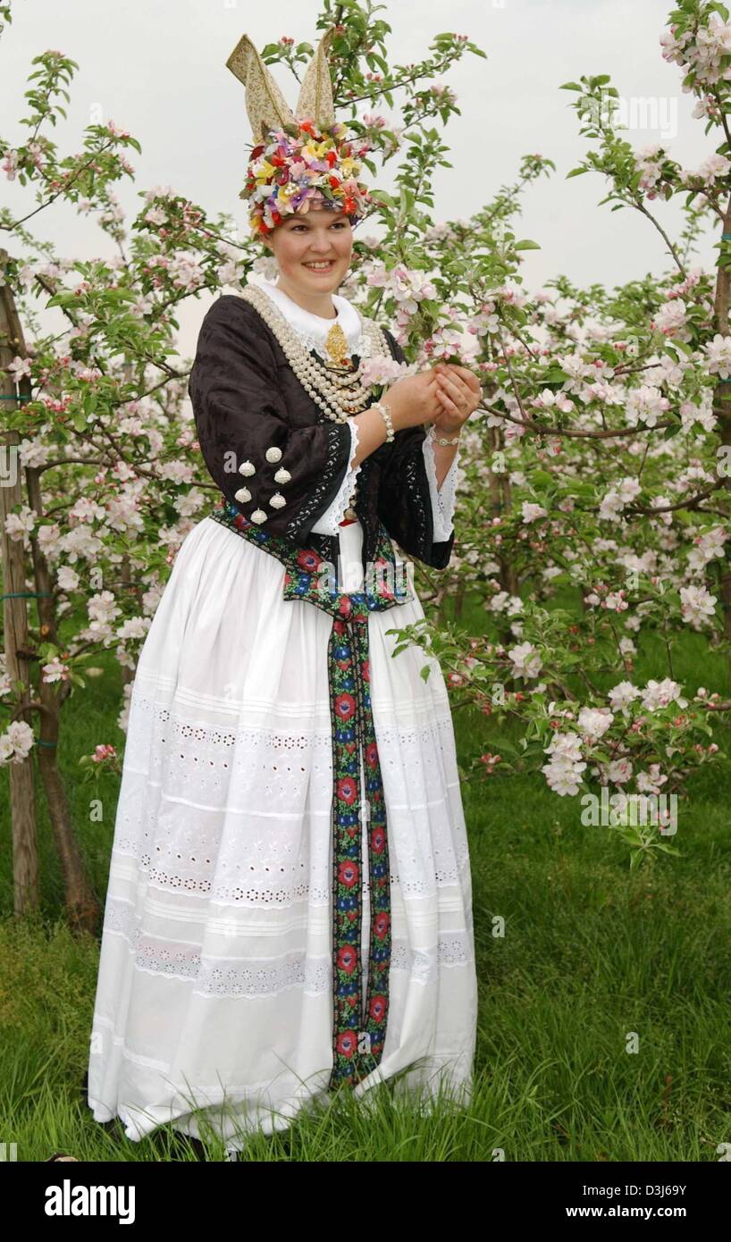 (dpa) - 20-year-old Nele Putz from Jork poses for a photograph holding a branch with apple blossoms in Altland, Germany, 1 May 2004. At the annual flower festival she has been crowned the 'Altlaender Bluetenkoenigin 2004 ' (2004 Altland blossom queen). The queen represents the fruit growing area in the north of Germany at fairs and exhibitions worldwide. Stock Photo