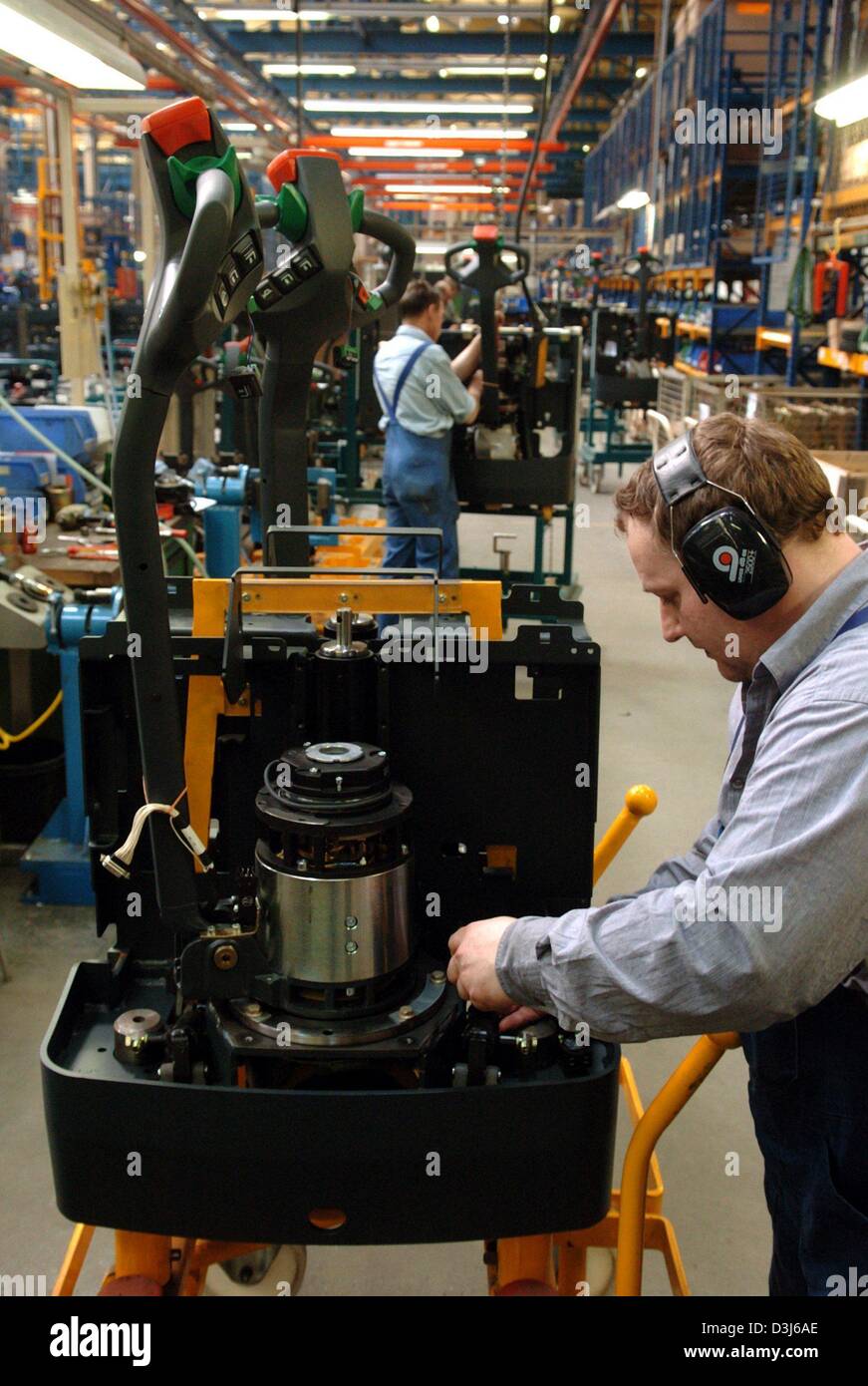 (dpa) An employee of German forklift manufacturer Jungheinrich is in