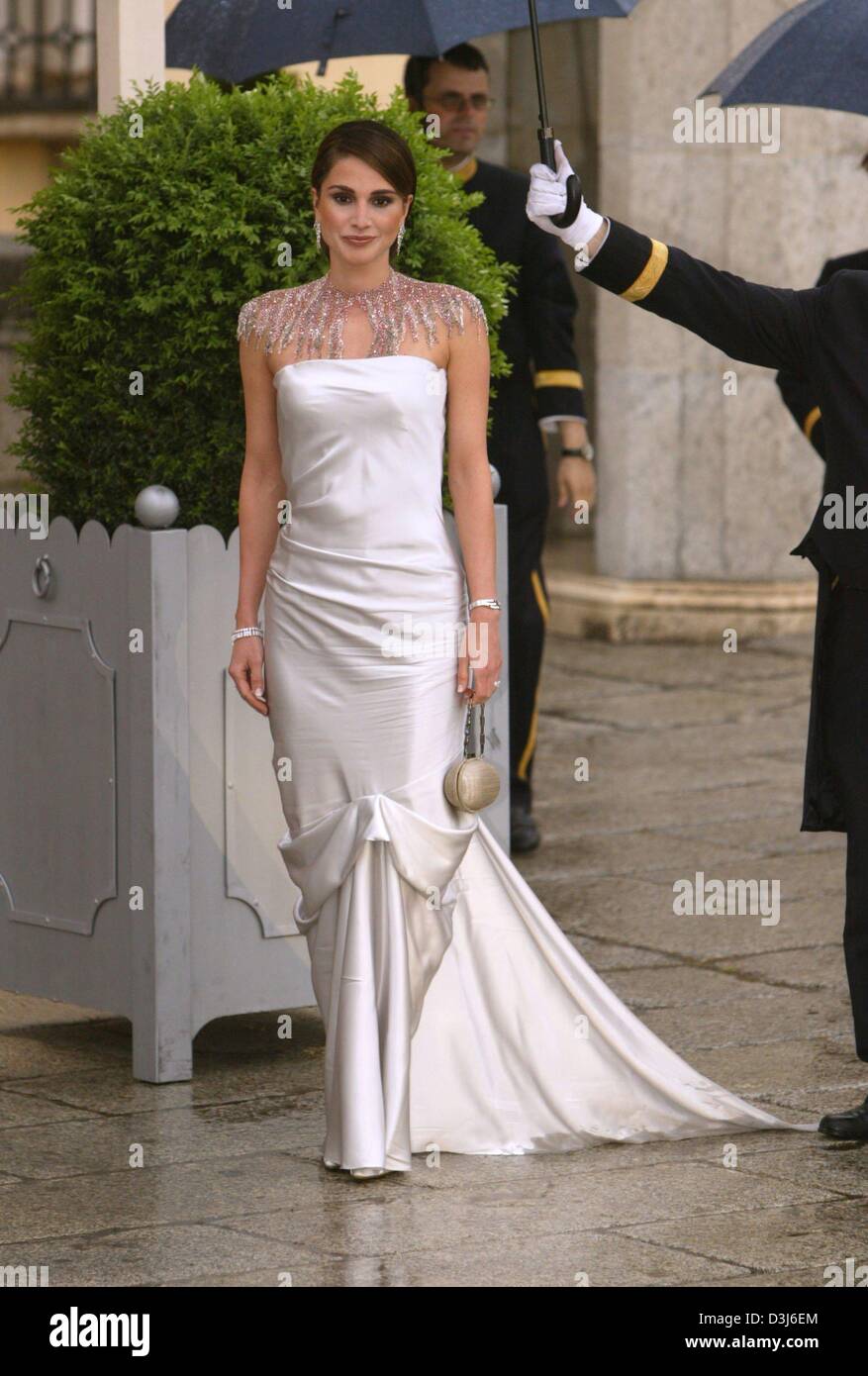 (dpa) - Queen Rania of Jordan arrives at the gala dinner on the eve of the wedding of Spanish crown prince Felipe and Letizia Ortiz  at the Pardo Palace in Madrid, Spain, 21 May 2004. Stock Photo