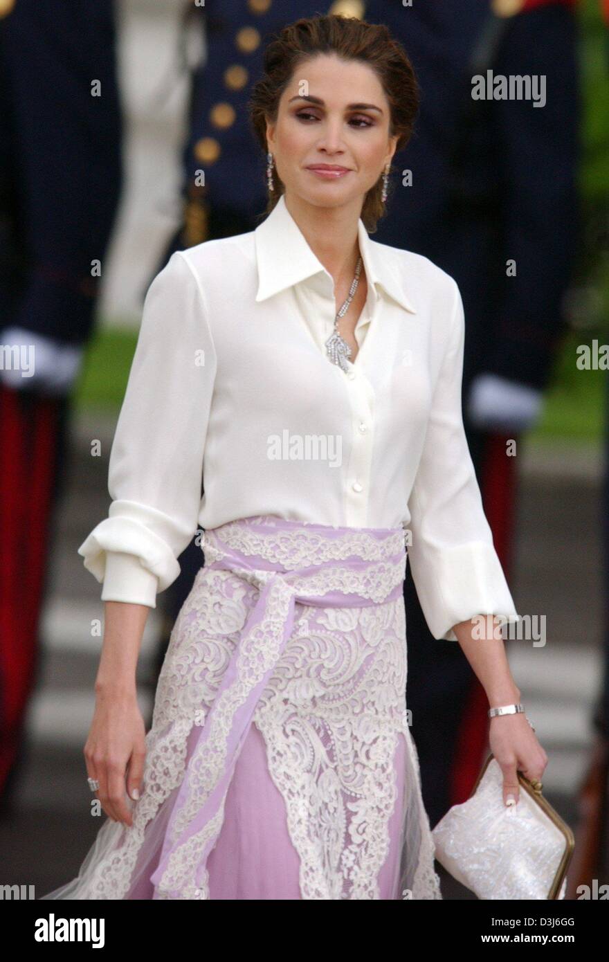 (dpa) - Queen Rania of Jordan smiles as she arrives at the Almudena Cathedral for the wedding of Spanish crown prince Felipe and Letizia Ortiz in Madrid, Spain, Saturday 22 May 2004. Stock Photo
