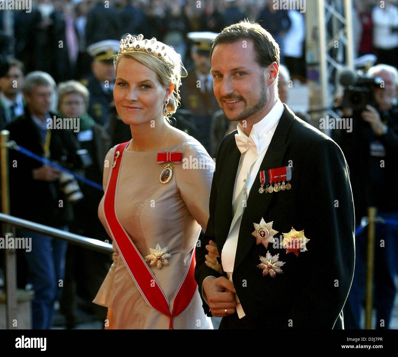(dpa) - On the eve of the wedding of Crown Prince Frederik of Denmark and Mary Donaldson, Crown Princess Mette-Marit and Crown Prince Haakon of Norway arrive for a gala at the Royal Theatre in Copenhagen, Denmark, 13 May 2004. Stock Photo