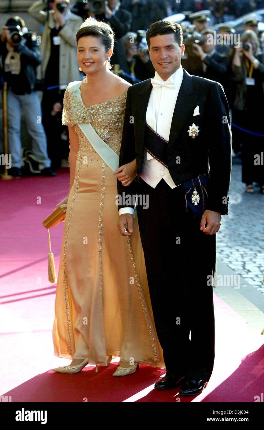 (dpa) - On the eve of the wedding of Crown Prince Frederik of Denmark and Mary Donaldson, Princess Alexia of Greece and her husband Carlos Morales arrive for a gala at the Royal Theatre in Copenhagen, Denmark, 13 May 2004. Stock Photo