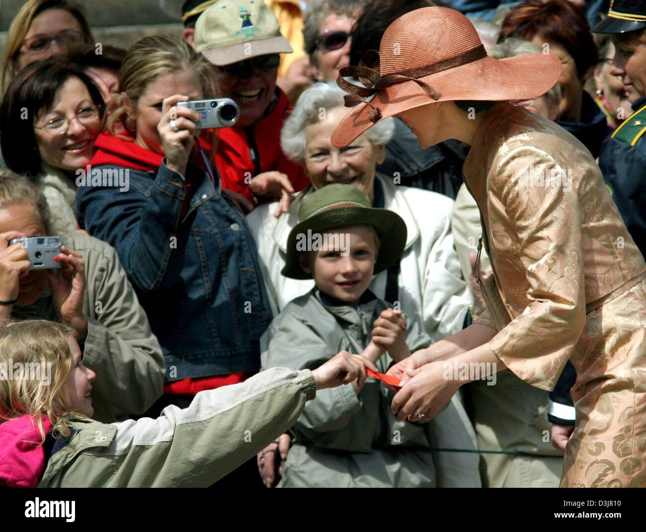 (dpa) - Mary Donaldson, the Australian fiancee of Crown Prince Frederik of Denmark, receives a congratulatory note from a child during a visit of the Parliament in Copenhagen, Denmark, 13 May 2004. Donaldson will wed Crown Prince Frederik at the Cathedral in Copenhagen on Friday 14 May 2004. Stock Photo