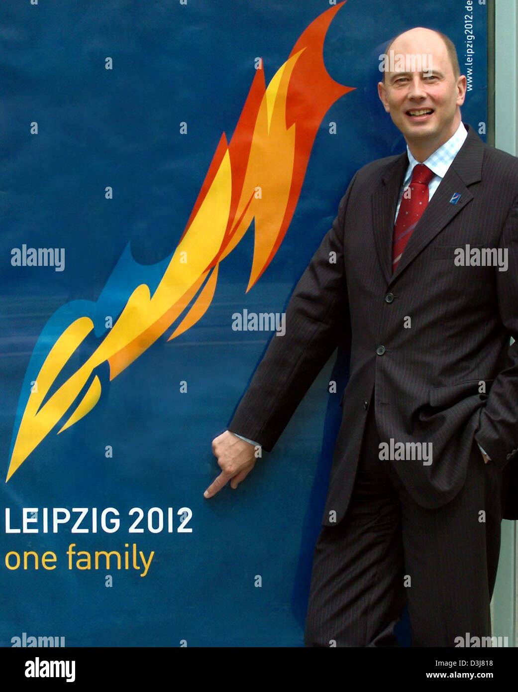 (dpa) - Leipzig mayor Wolfgang Tiefensee smiles in front of a billboard featuring the logo of his city's bid for the Olympic Games in 2012 in front of the city hall in Leipzig, Germany, 14 May 2004. Under the motto 'Wer nicht kaempft, hat schon verloren' (You have already lost if you don't fight) he eagerly awaits the IOC's decision about Leipzig becoming a candidate city for the O Stock Photo