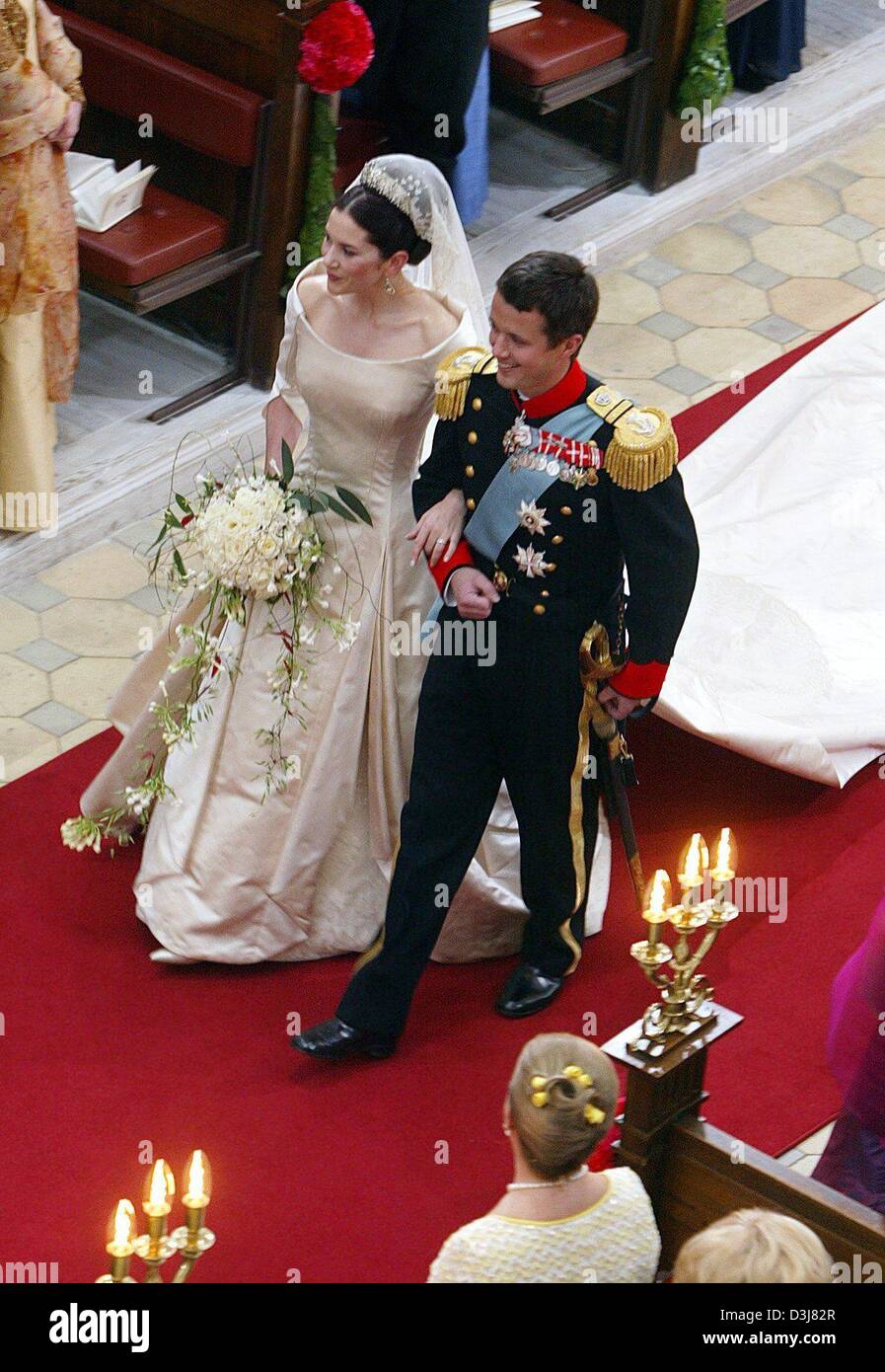 (dpa) - Danish crown prince Frederik (R) and his Mary Donaldson walk down the aisle towards the altar during their wedding at the cathedrale in Copenhagen, Denmark, Friday, 14 May 2004. The church wedding of crown prince Frederik and Mary Donaldson from Australia took place today. Members of all European royal dynasties were among the 800 invited guests who attended the wedding. Th Stock Photo