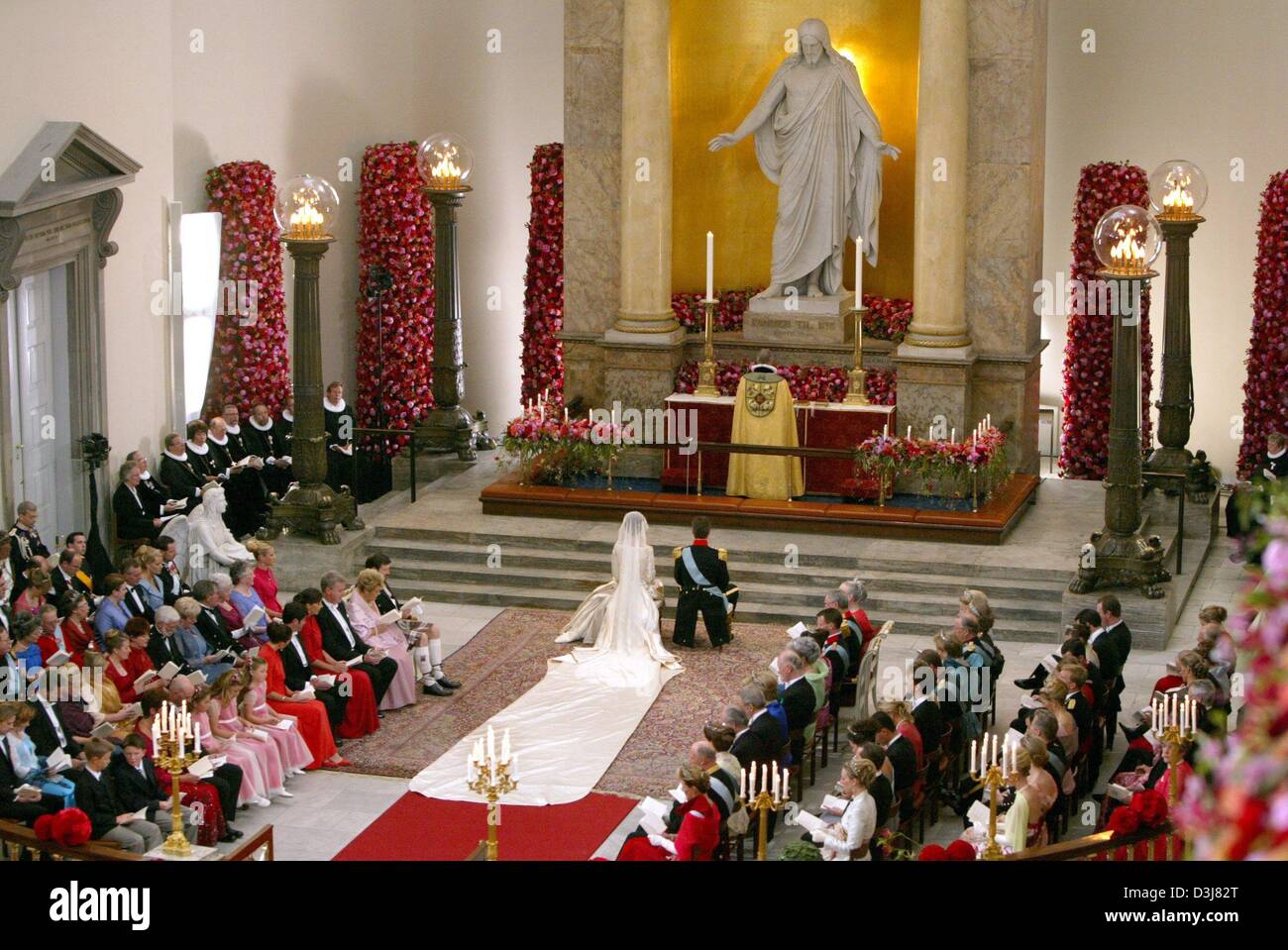 (dpa) - Danish crown prince Frederik (C, R) and his Mary Donaldson (C, L) sit in front of the altar during their wedding ceremony at the cathedrale in Copenhagen, Denmark, Friday, 14 May 2004. The church wedding of crown prince Frederik and Mary Donaldson from Australia took place today. Members of all European royal dynasties and around 100 of Mary's relatives and friends were amo Stock Photo