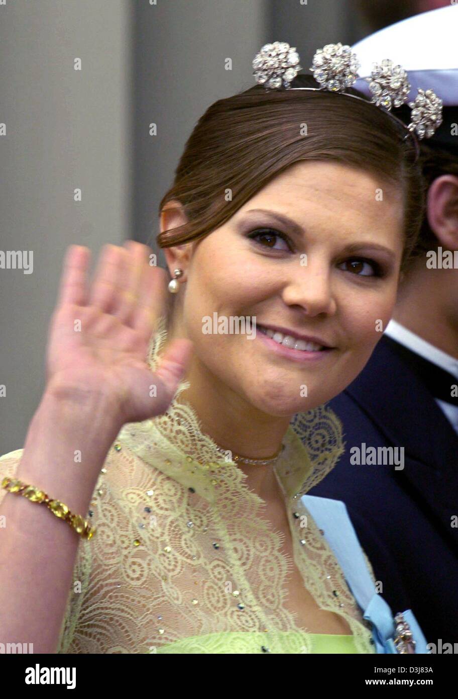 (dpa) - Crown princess Victoria of Sweden smiles and waves her hand  on her arrival to the wedding of Danish crown prince Frederik and Mary Donaldson at the cathedral in Copenhagen, Denmark, Friday, 14 May 2004. Members of all European royal dynasties were among the 800 invited guests who attended the wedding. Stock Photo