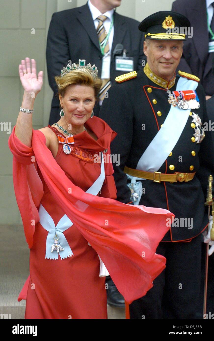 (dpa) - King Harald (R) and queen Sonja of Norway smile and wave their hands on their arrival to the wedding of Danish crown prince Frederik and Mary Donaldson at the cathedrale in Copenhagen, Denmark, Friday, 14 May 2004. Members of all European royal dynasties were among the 800 invited guests who attended the wedding. Stock Photo