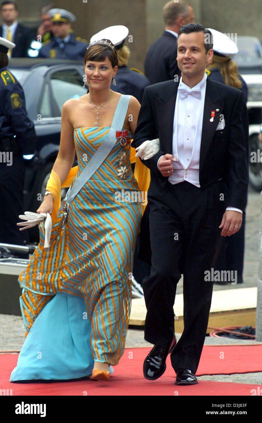 (dpa) - Princess Maertha-Louise of Norway (L) and her husband  Ari Behn smile on their arrival to the wedding of Danish crown prince Frederik and Mary Donaldson at the cathedral in Copenhagen, Denmark, Friday, 14 May 2004. Members of all European royal dynasties were among the 800 invited guests who attended the wedding. Stock Photo