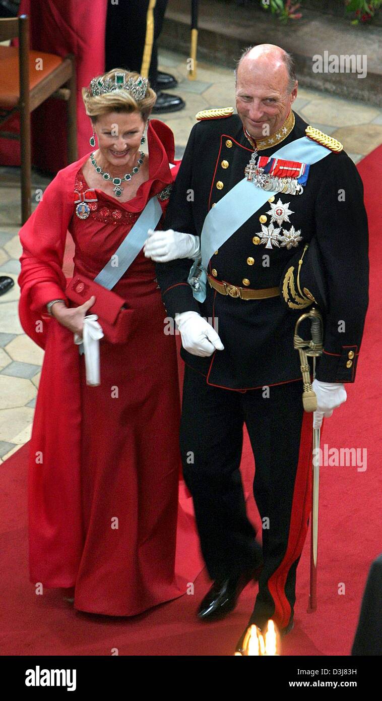(dpa) - King Harald (R) and queen Sonja of Norway smile as they leave the cathedrale after the wedding of Danish crown prince Frederik and Mary Donaldson in Copenhagen, Denmark, Friday, 14 May 2004. Members of all European royal dynasties were among the 800 invited guests who attended the wedding. Stock Photo