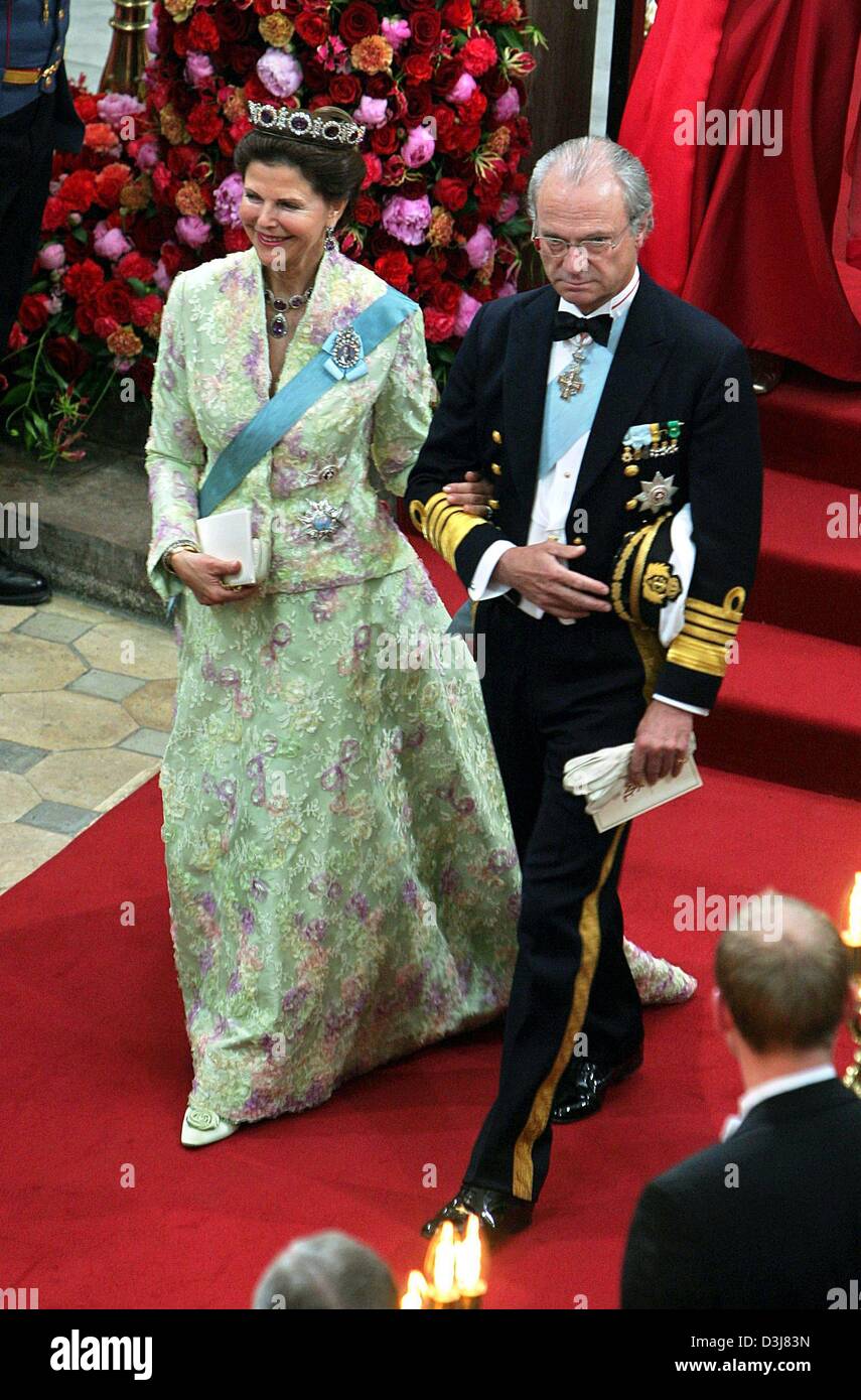 (dpa) - Queen Silvia and king Carl Gustaf of Sweden smile as they leave the cathedrale after the wedding of Danish crown prince Frederik and Mary Donaldson at the cathedral in Copenhagen, Denmark, Friday, 14 May 2004. Members of all European royal dynasties were among the 800 invited guests who attended the wedding. Stock Photo