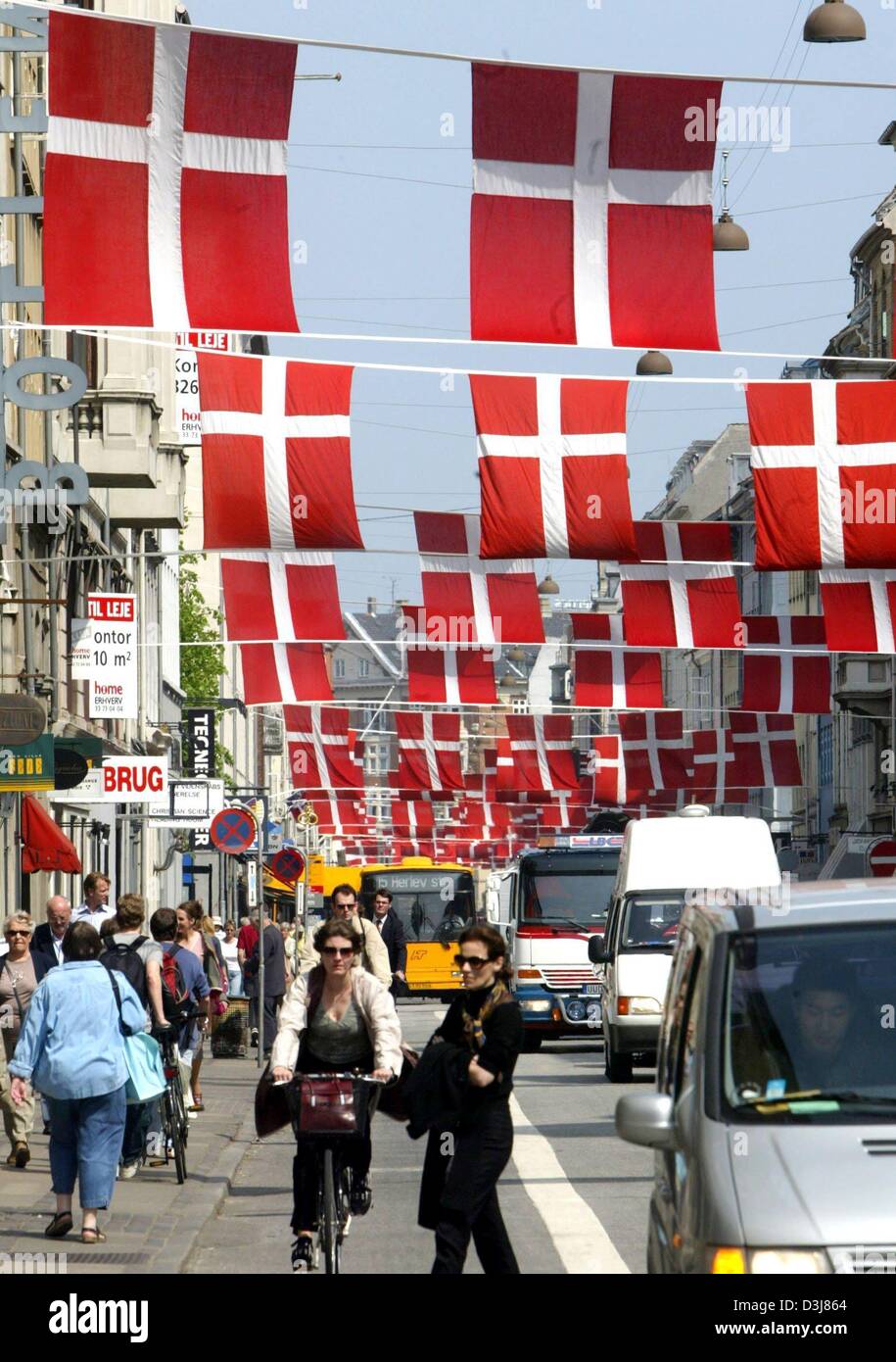 (dpa) - Danish national flags decorate a street in Copenhagen, Denmark, 11 May 2004. The preparations for the royal wedding of crown prince Frederik of Denmark and Mary Donaldson, on Friday, 14 May 2004,  are underway. Stock Photo