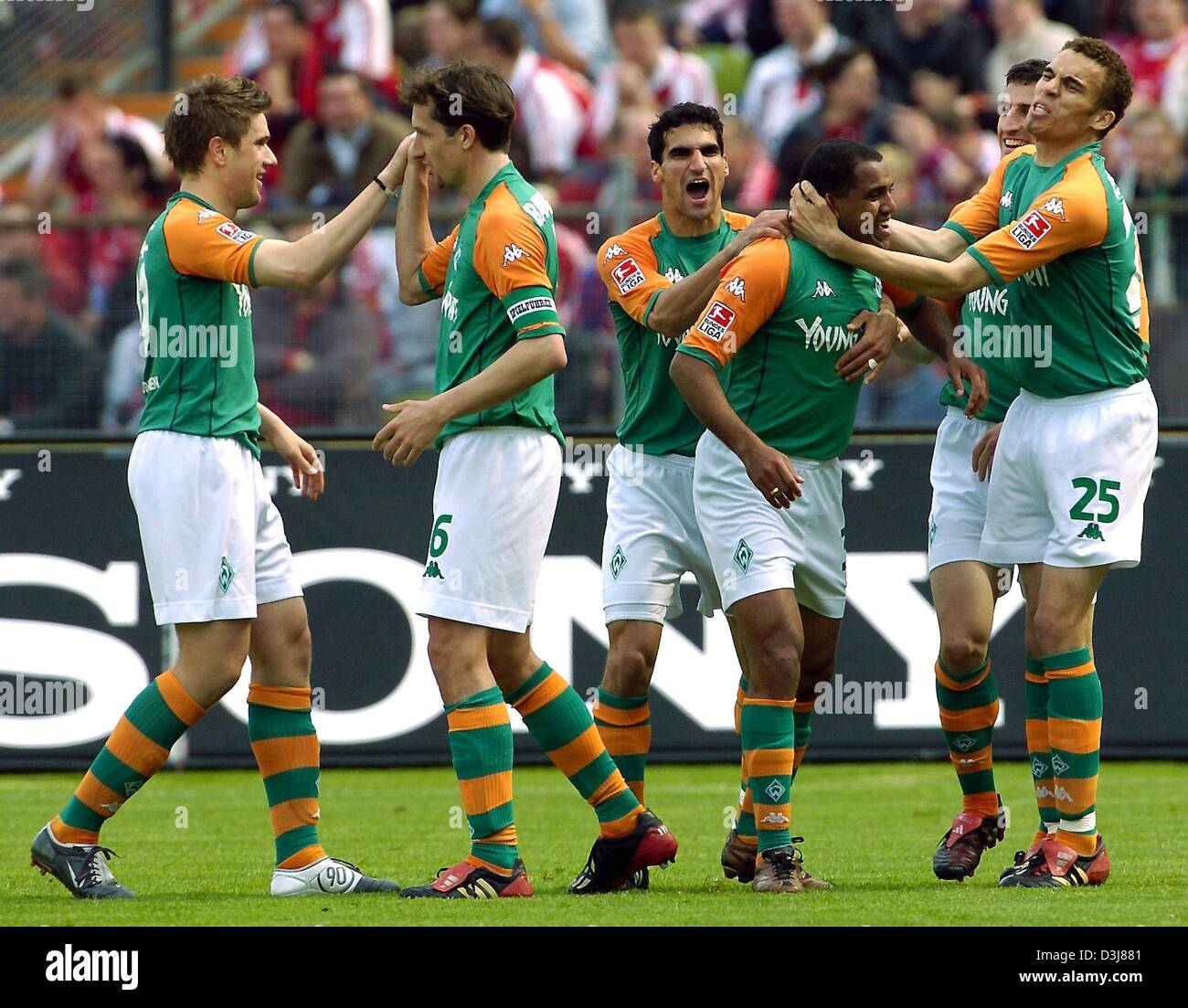 Dpa Bremen S Players Cheer And Jubilate After Ailton 3rd From