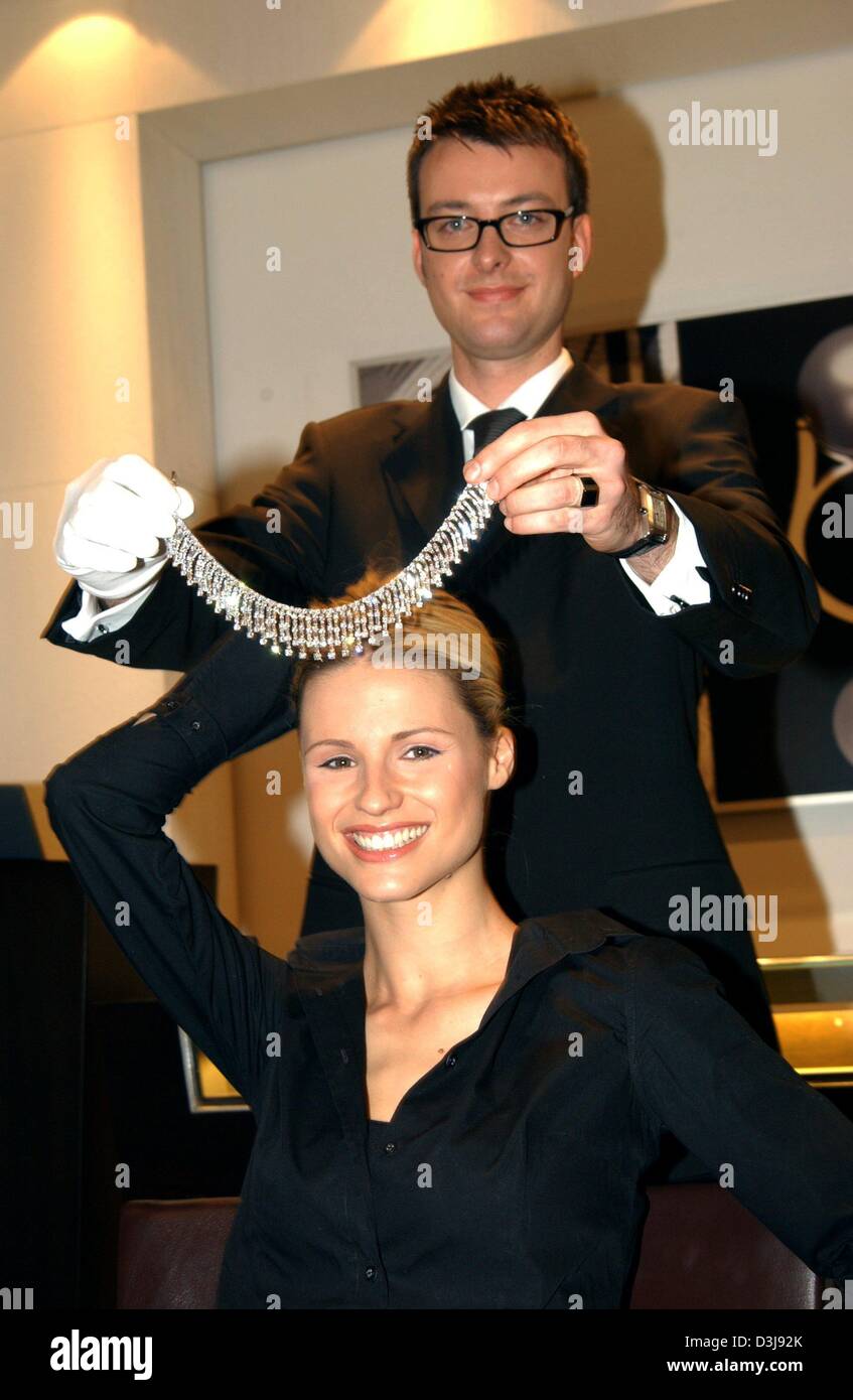Cartier puts a diamond necklace 