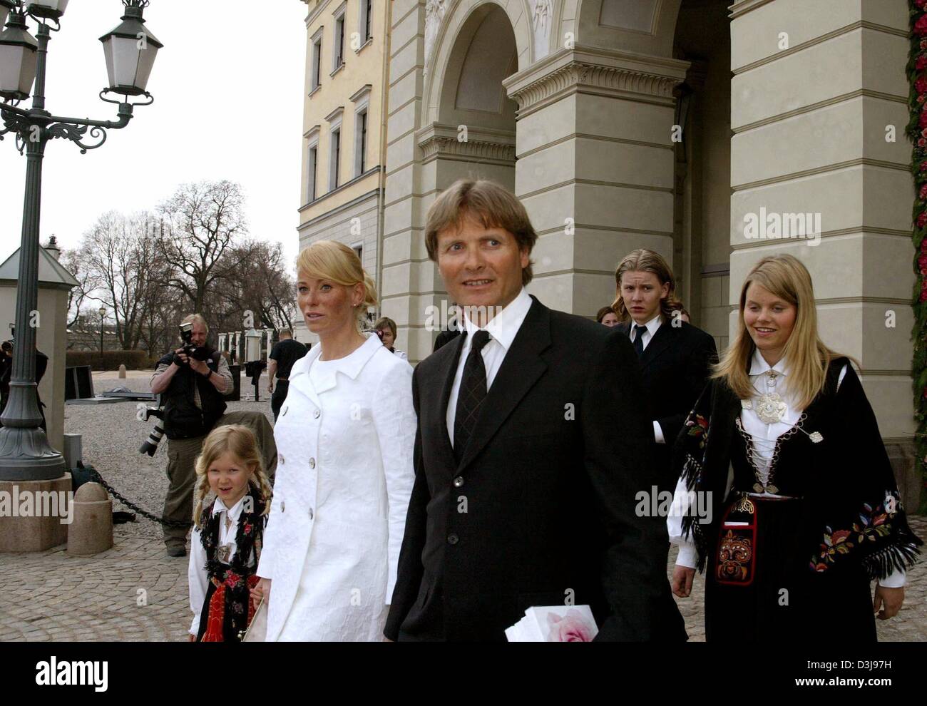 (dpa) - The brother of Crown Princess Mette-Marit of Norway (non identified) and his girlfriend arrive to the baptism of Mette-Marit's daughter, Princess Ingrid Alexandra, at the chapel of the royal castle in Oslo, Norway, 17 April 2004. Princess Ingrid Alexandra of Norway, the first child of Crown Prince Haakon (30), was christened three months after her birth and follows her fath Stock Photo
