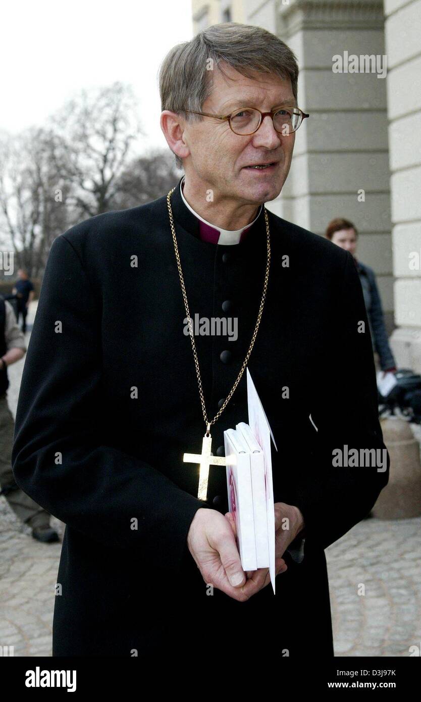 (dpa) - Bishop Gunnar Stalsett arrives to the baptism of Princess Ingrid Alexandra of Norway, at the chapel of the royal castle in Oslo, Norway, 17 April 2004. Princess Ingrid Alexandra of Norway, the first child of Crown Prince Haakon (30), was christened three months after her birth and follows her father on second place in the succession to the throne of Norway. Stock Photo